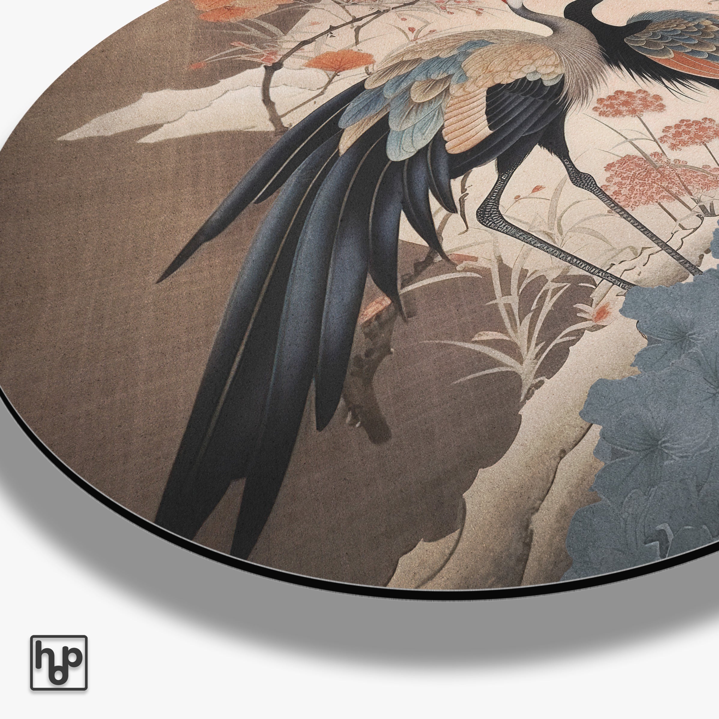 Ronde muurcirkel van aluminium dibond met Japanse kraanvogels in aardetinten en blauwgrijs.