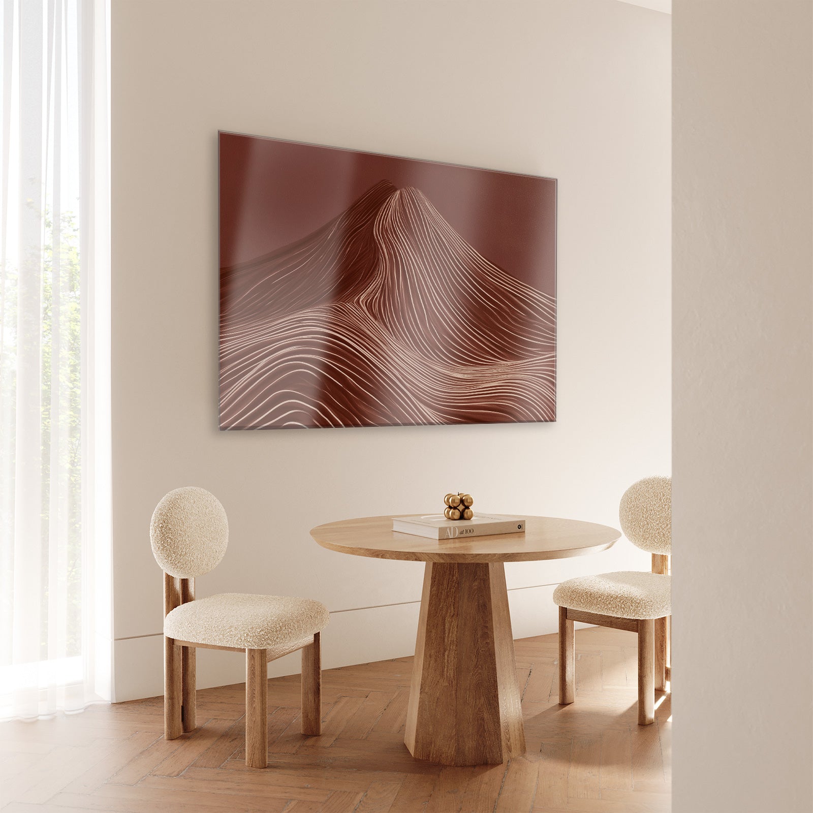 Plexiglas schilderij De rode berg aan de muur bij een ronde houten eettafel.