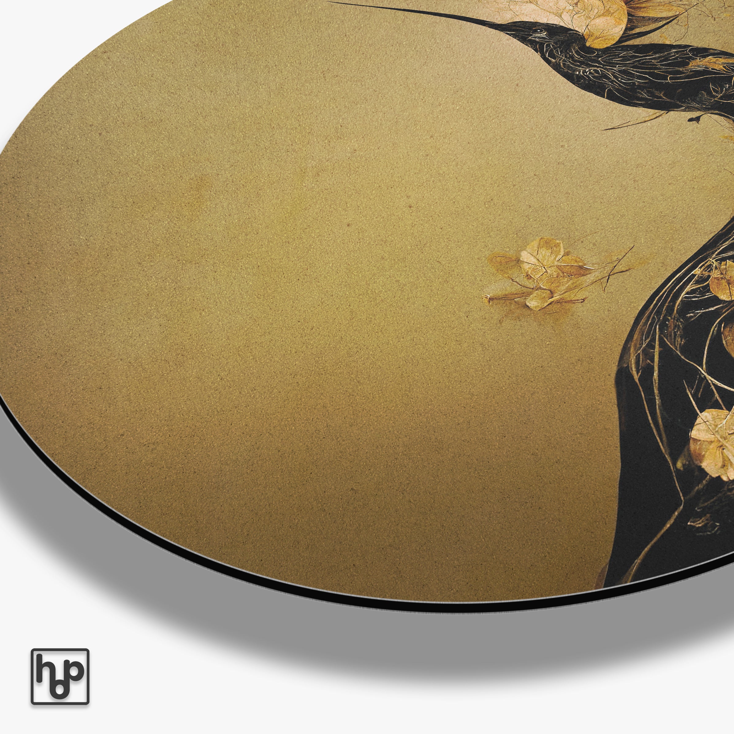 Ronde akoestische wanddecoratie met elegant kolibri-design in goud- en zwarttinten.