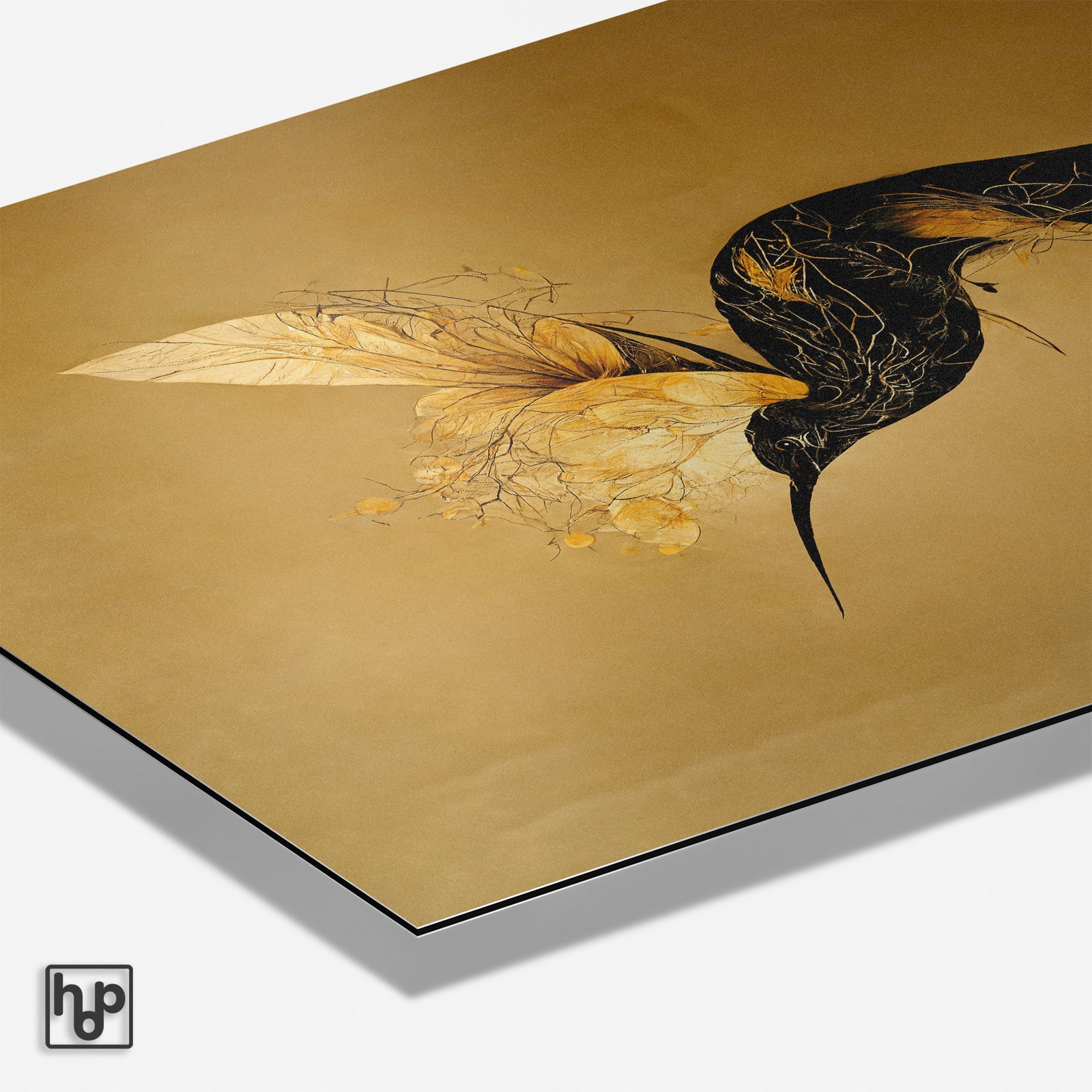 Elegante kolibrie poster in warme gouden en zwarte tinten met botanische details.