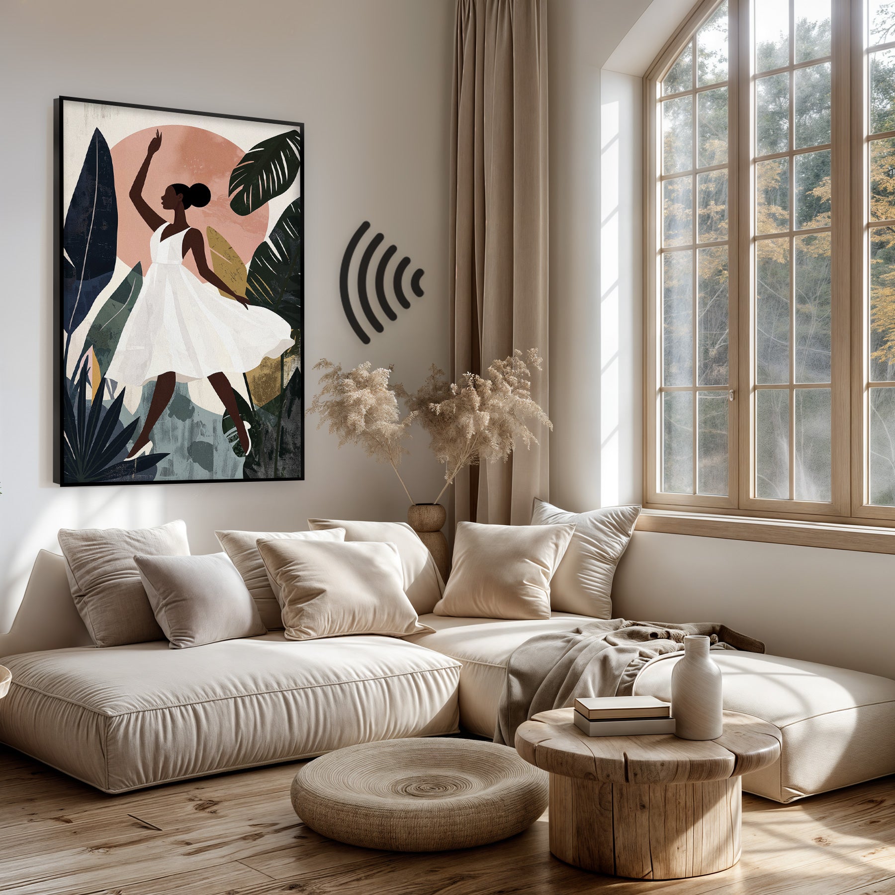 Akoestisch paneel Emma boven een lichte bank in een woonkamer.