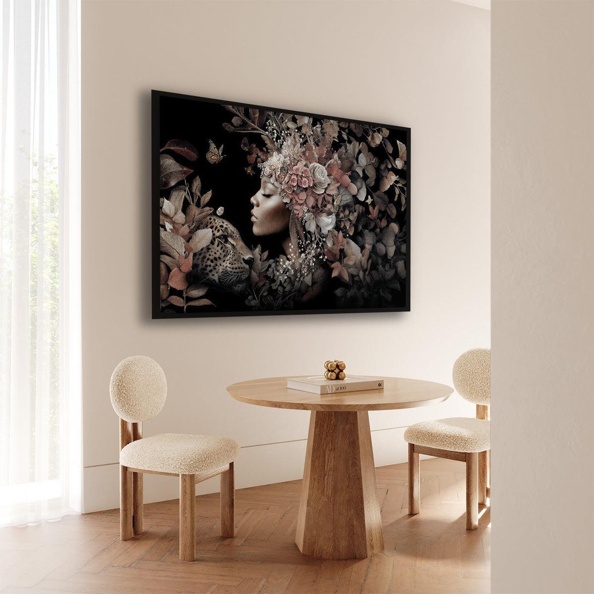 Artframe Bloemen Vrouw 6 aan de muur bij een ronde houten eettafel.