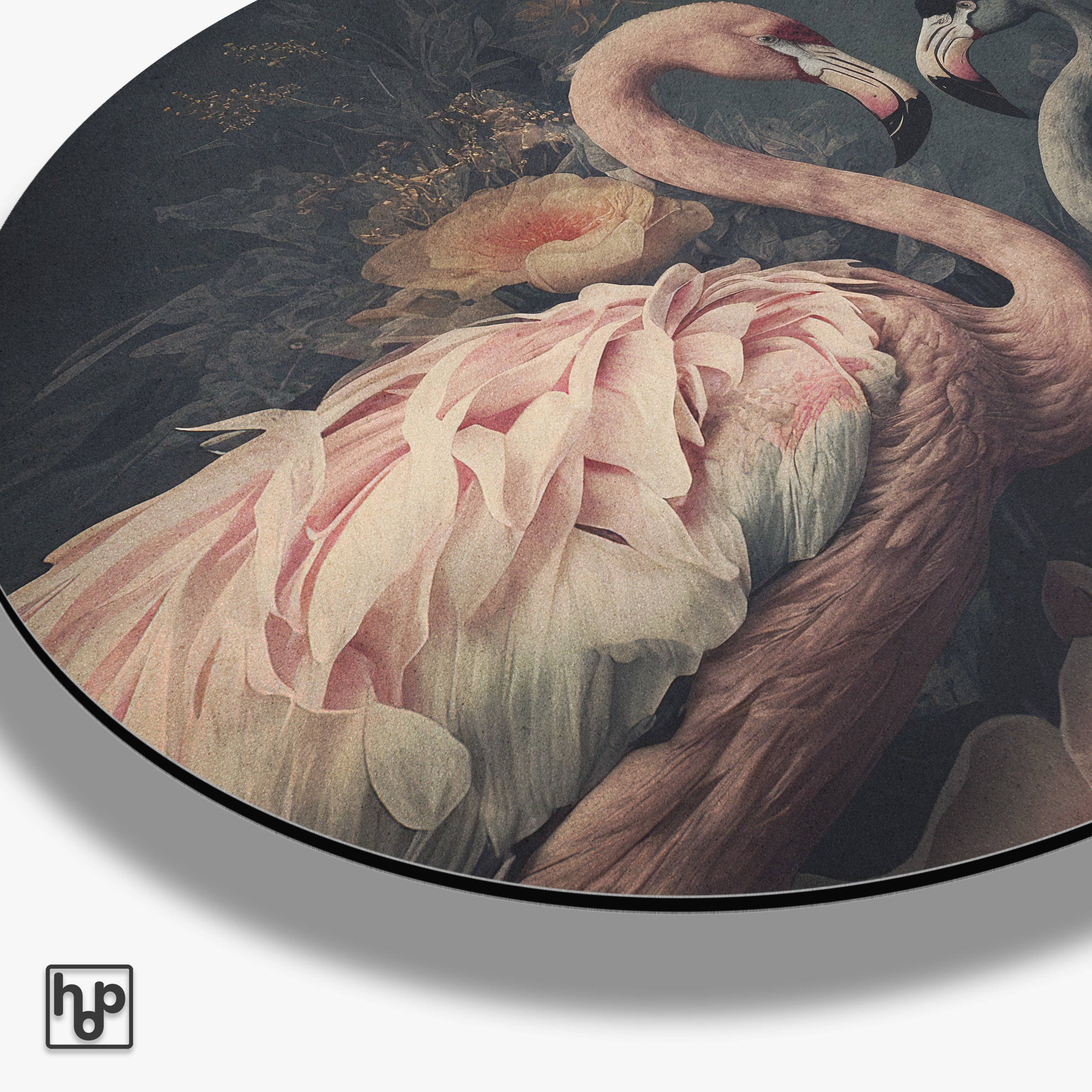 Ronde akoestische wanddecoratie met twee roze flamingo's en bloemmotieven op een donkere achtergrond.
