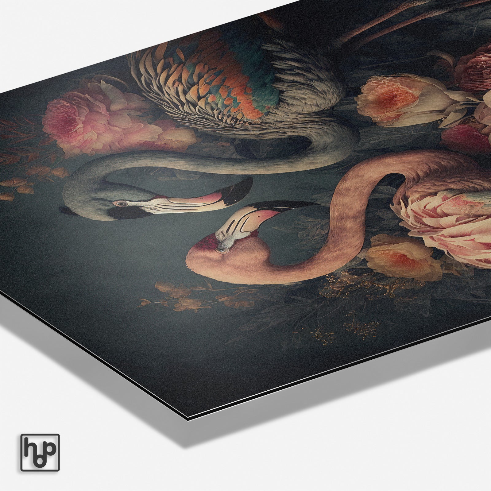Vintage poster met twee roze flamingo's en weelderige bloemen op een donkere achtergrond.