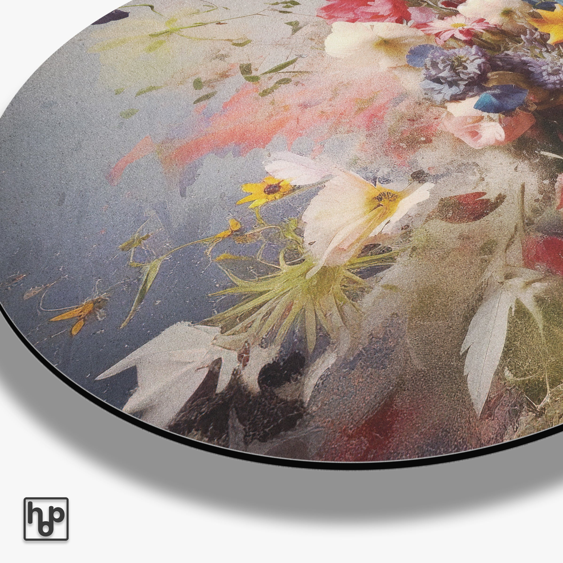 Detail van aluminium muurcirkel Bloemen explosie met de ronde paneelrand en matte afwerking.