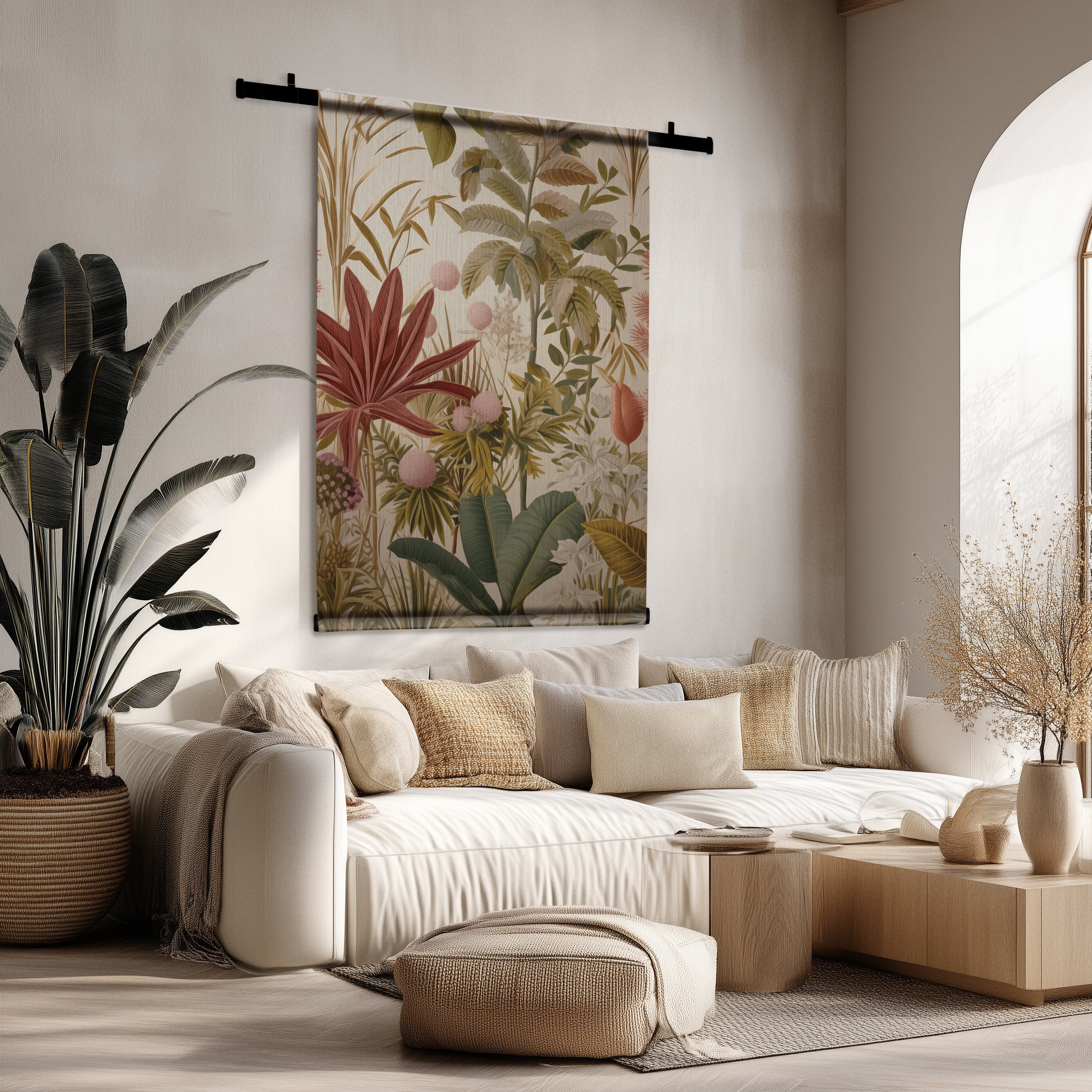 Bloemen wandkleed met botanisch design in zachte kleuren, hangend boven een crèmekleurige bank in een lichte woonkamer.
