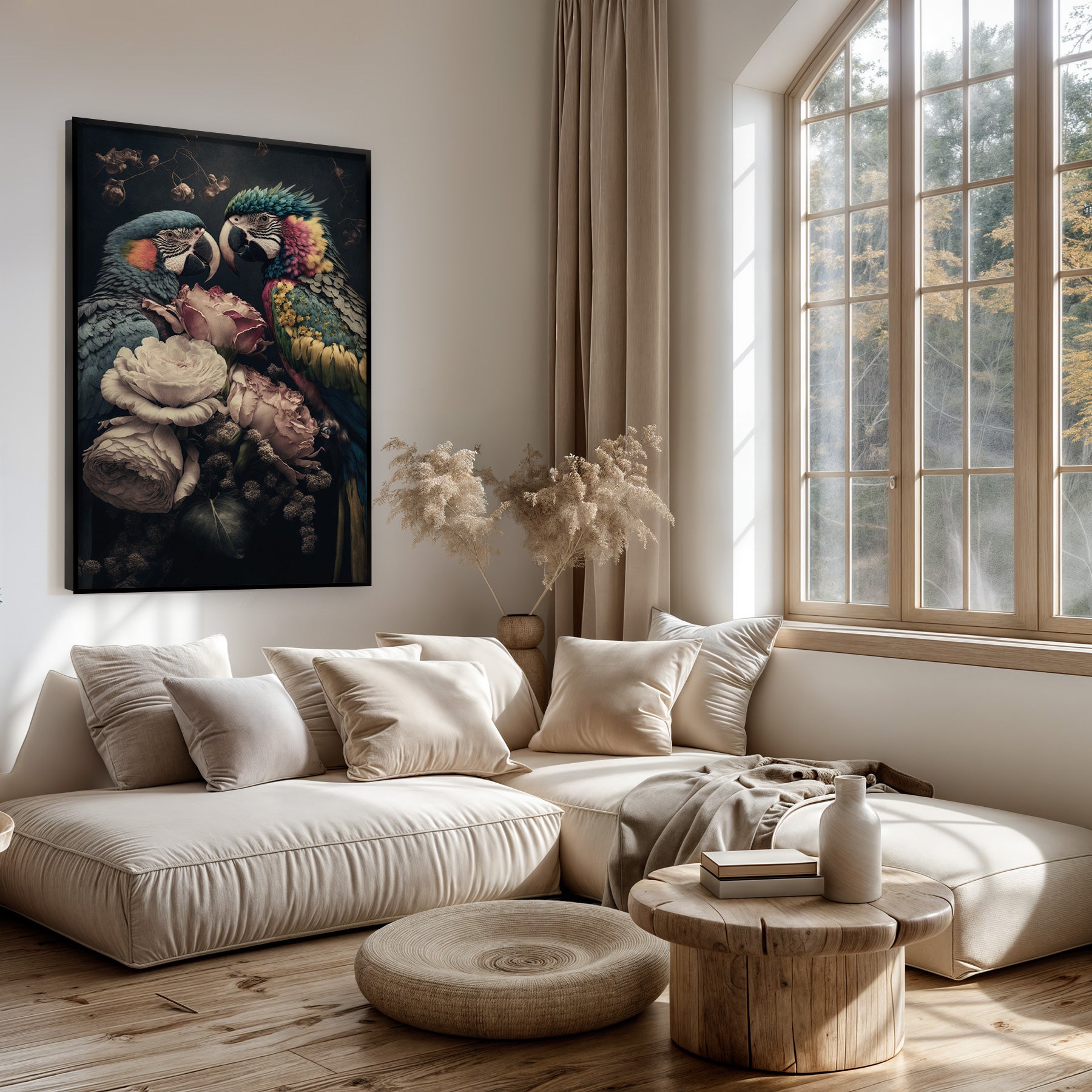 Artframe Bloemen Papegaaien boven een lichte bank in een woonkamer.