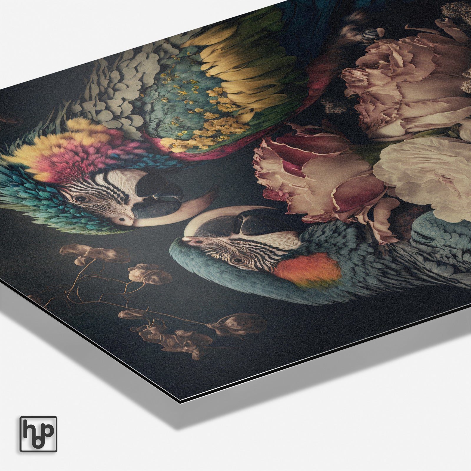 Detail van aluminium Dibond schilderij Bloemen Papegaaien met matte afwerking en zichtbare paneelrand.
