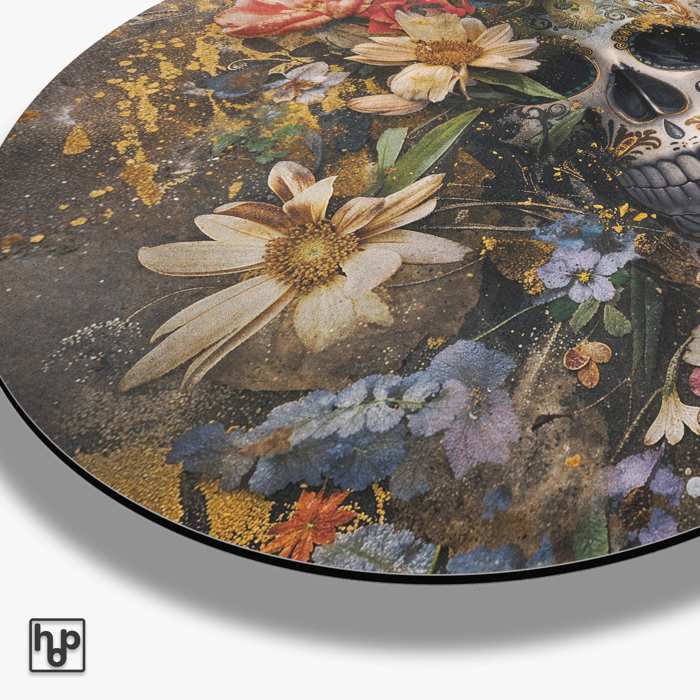 Detail van aluminium muurcirkel Bloemen schedel met de ronde paneelrand en matte afwerking.