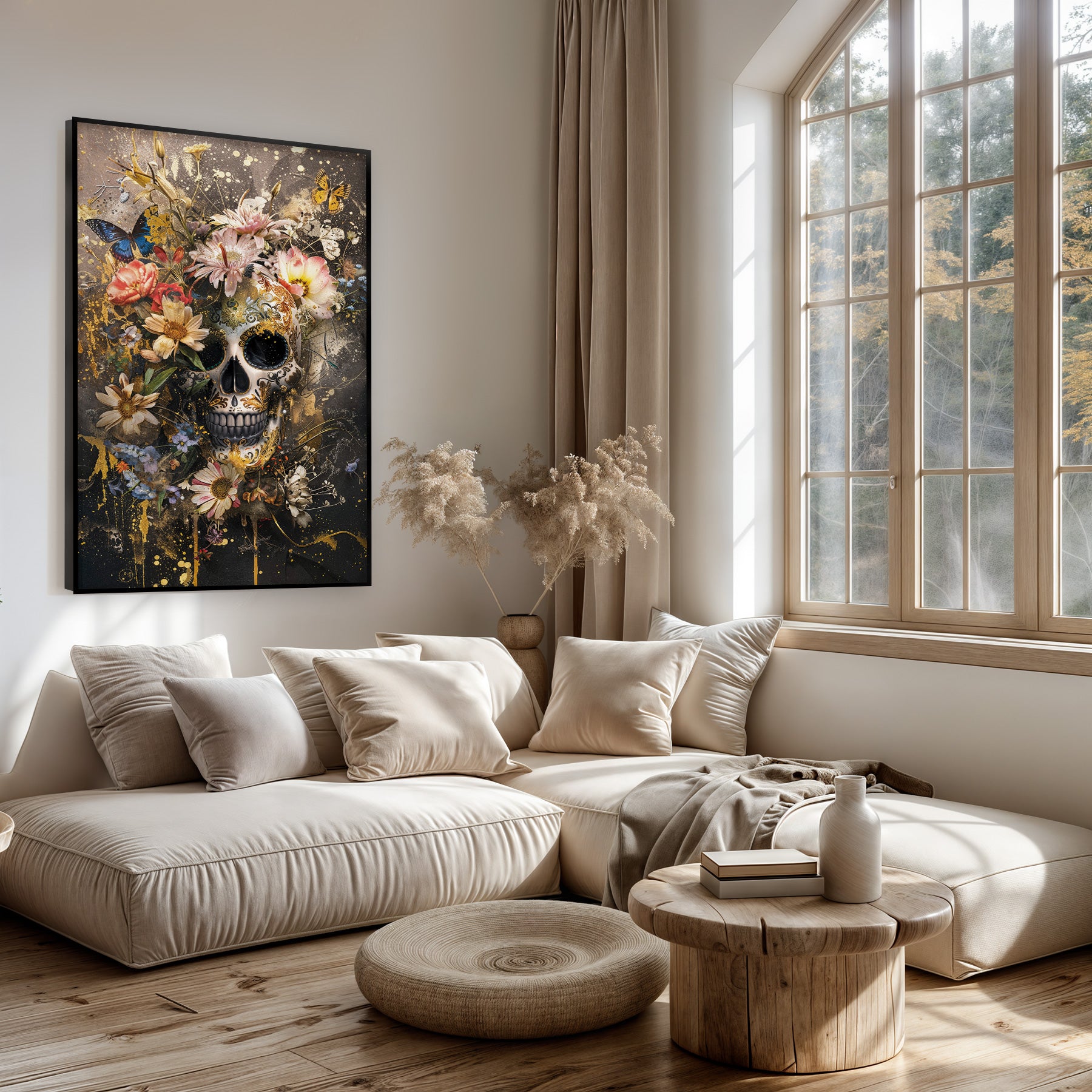 Artframe Bloemen schedel boven een lichte bank in een woonkamer.