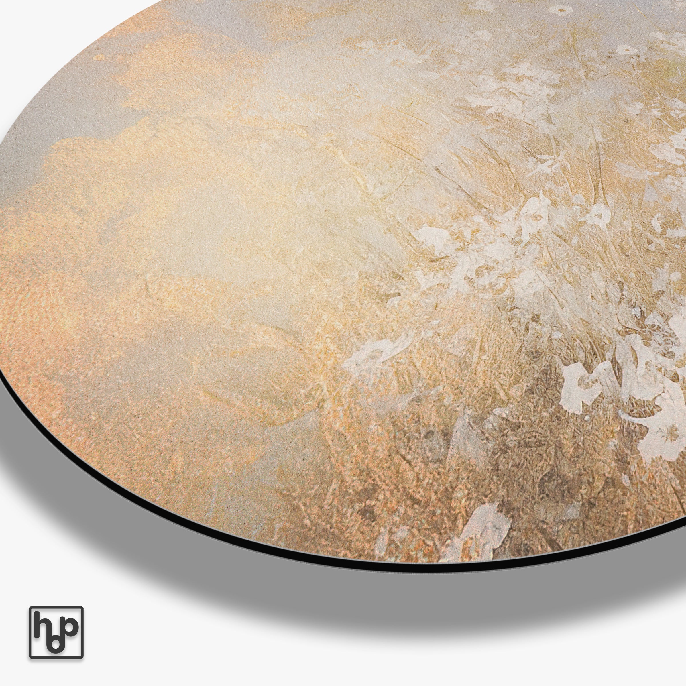 Ronde muurcirkel van aluminium dibond met abstract bloemmotief in zachte, aardse tinten.