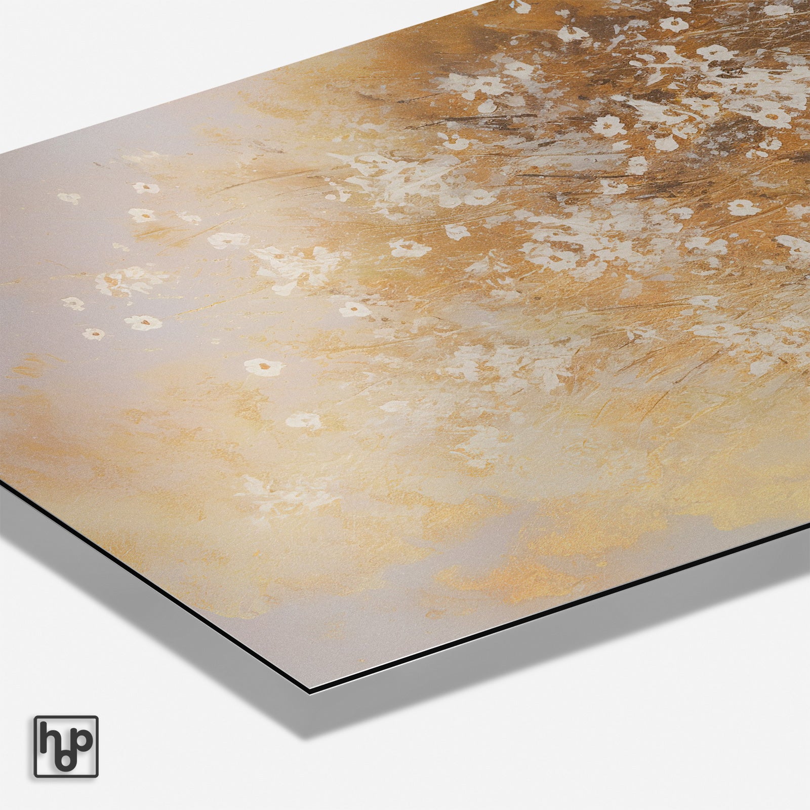 Abstracte wanddecoratie met gouden en witte bloemen op een beige achtergrond, met een zwarte rand.