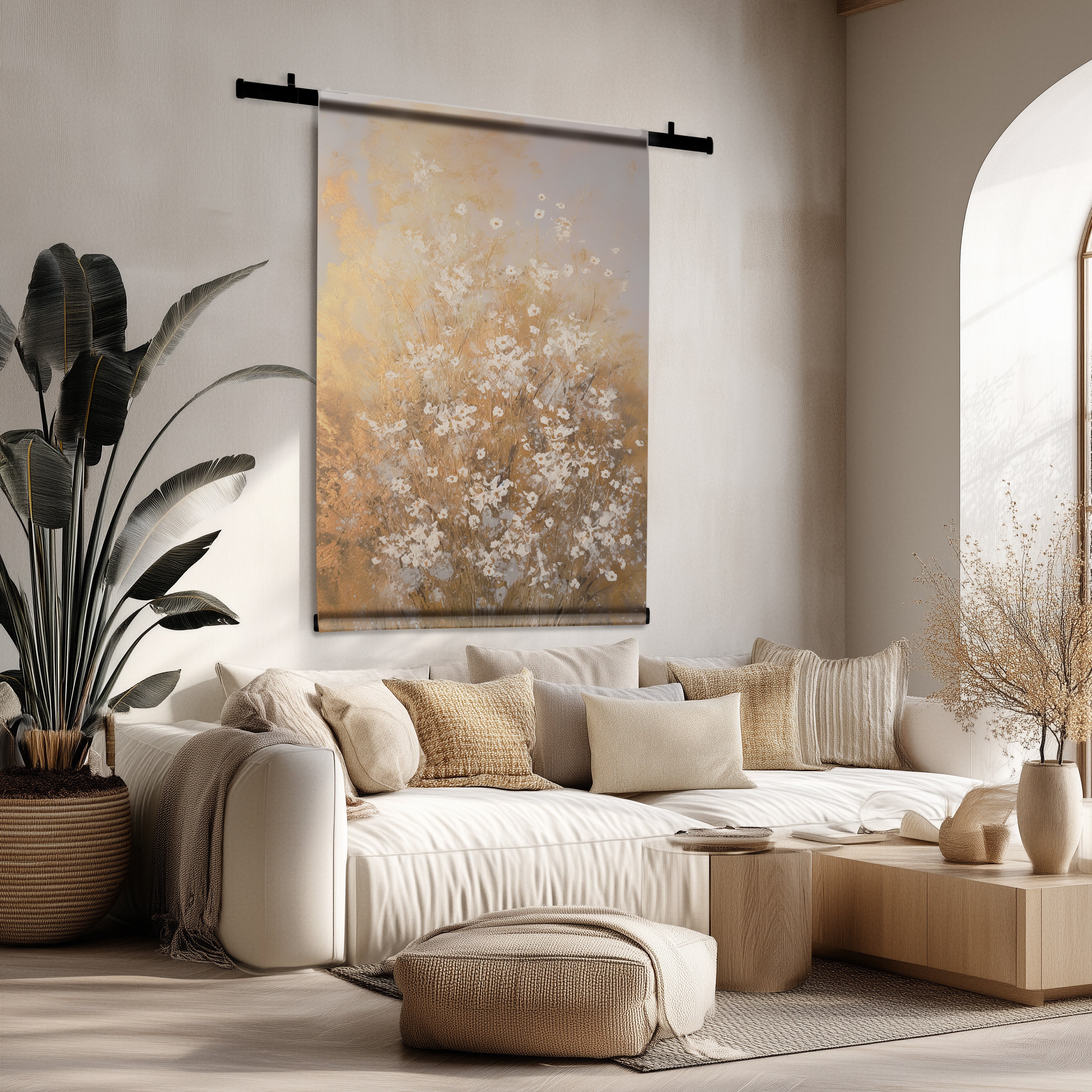 Wandkleed "Bloemen spetters 2" met witte bloemen op een goudgele achtergrond in een minimalistische woonkamer.