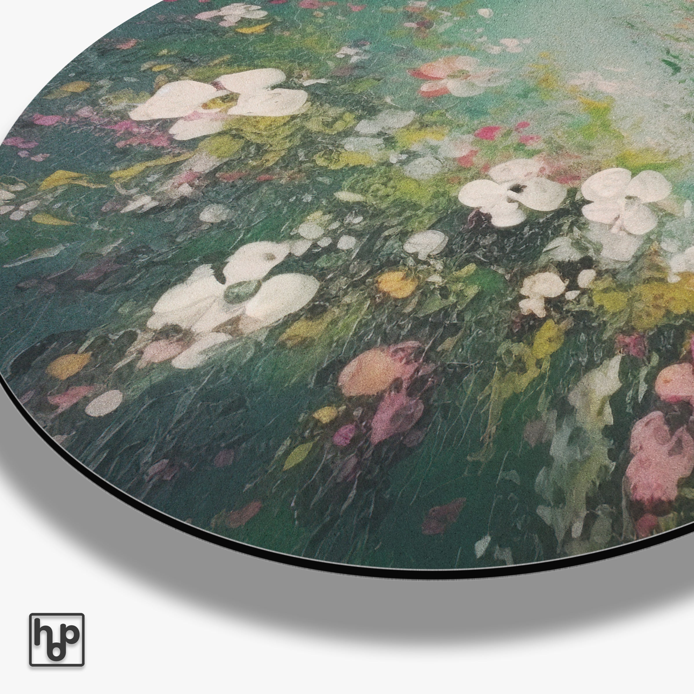 Ronde aluminium dibond muurcirkel met abstracte bloemen in wit, roze en groene tinten.