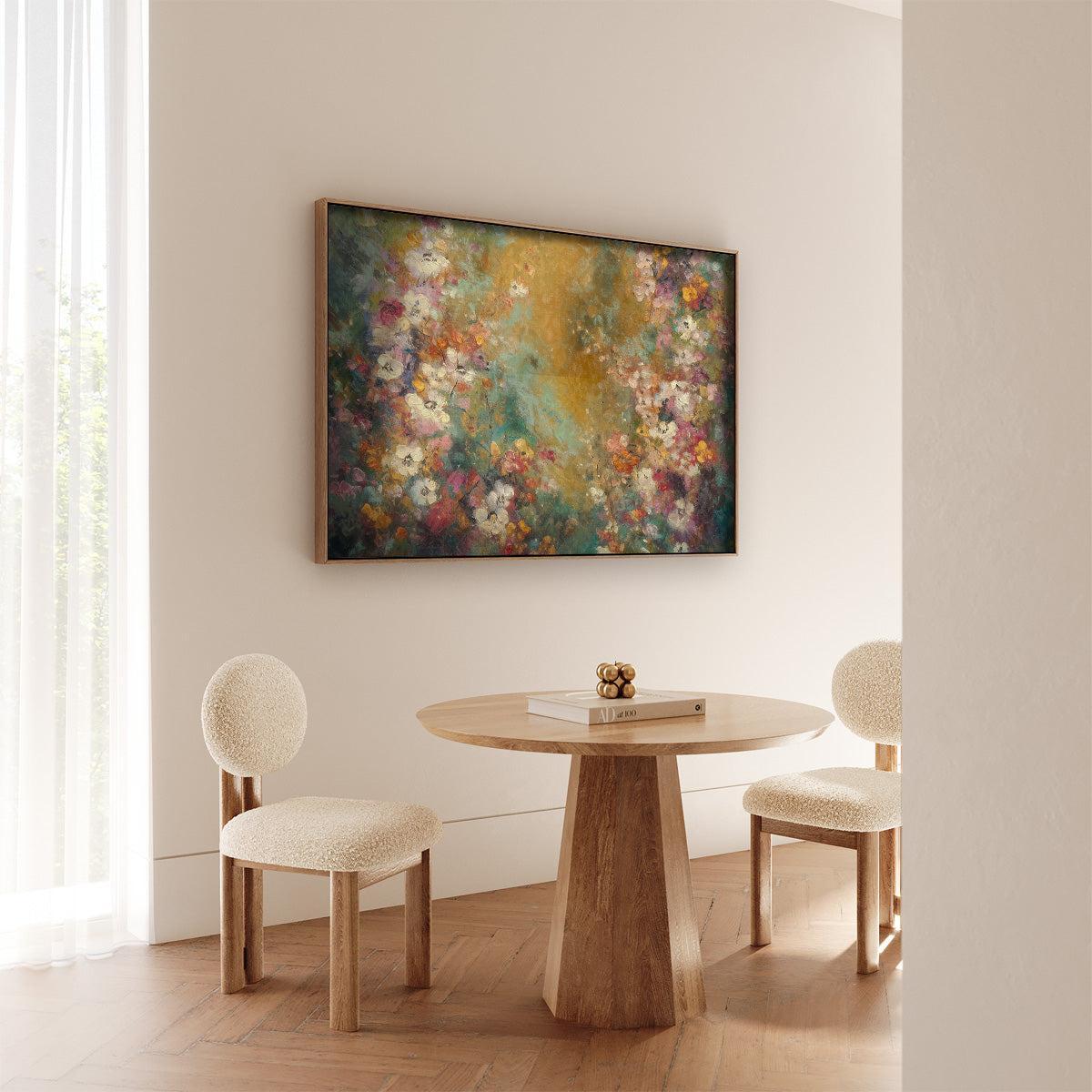 Papieren poster Bloemen spetters 5 aan de muur bij een ronde houten eettafel.