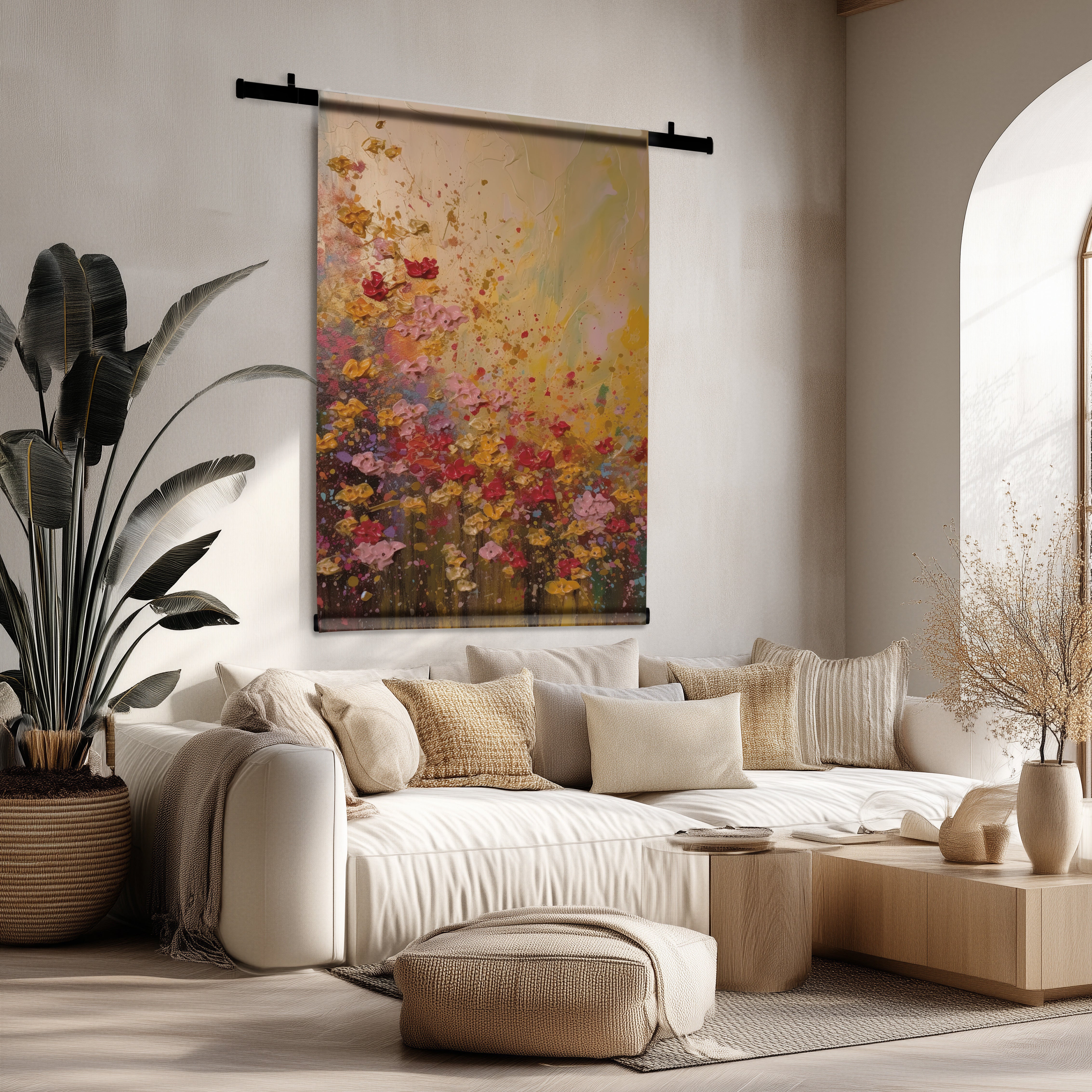 Levendig Bloemen spetters wandkleed met abstracte rode en gele bloemen, hangend boven een beige bank in een lichte woonkamer.