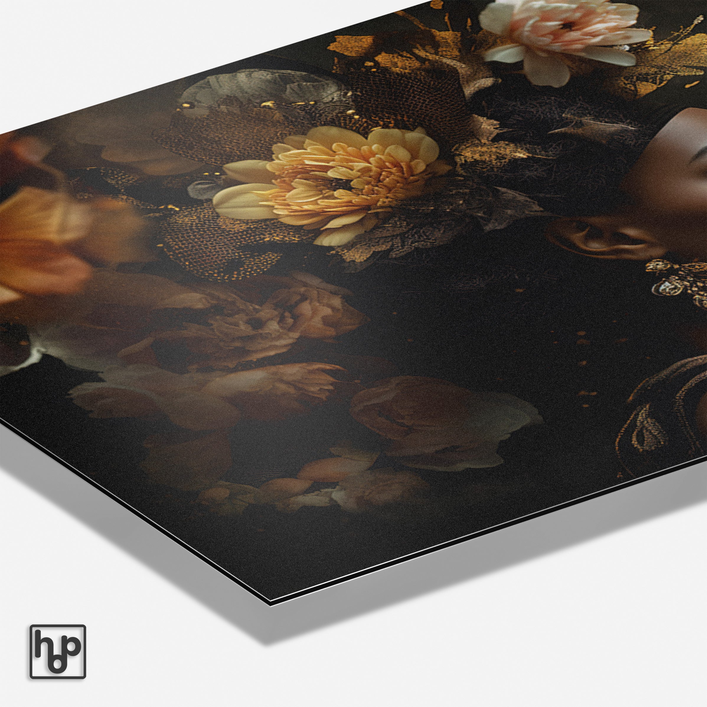 Detail van aluminium Dibond schilderij Bloemen Vrouw 3 met matte afwerking en zichtbare paneelrand.