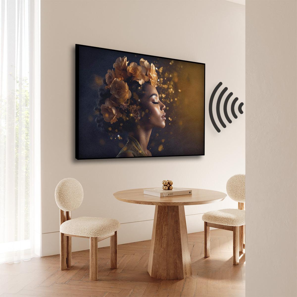 Akoestisch paneel Bloemen Vrouw 4 aan de muur bij een ronde houten eettafel.