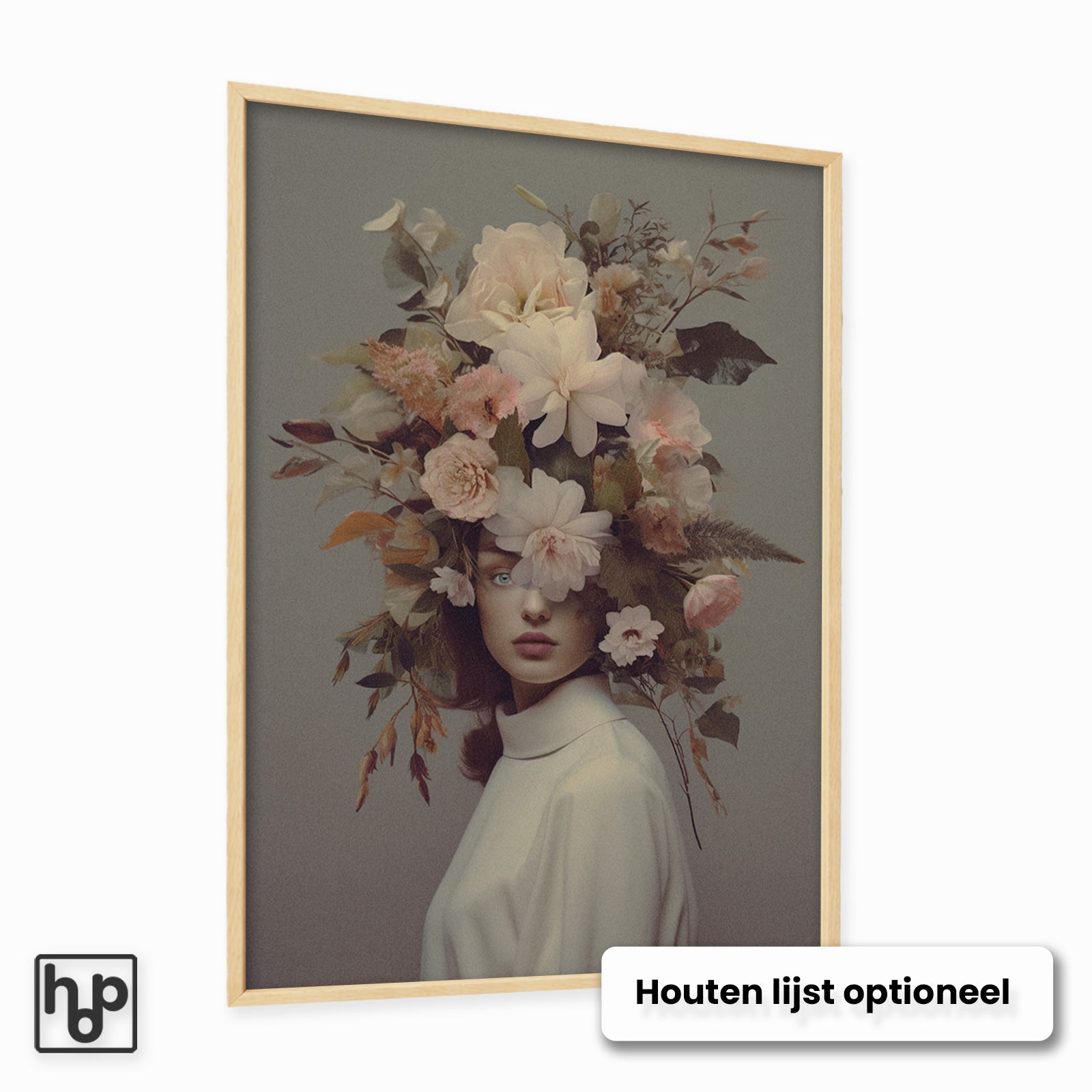 Stijlvol portret van een vrouw met een weelderige bloemenkroon in zachte pastelkleuren, ingelijst in licht hout.