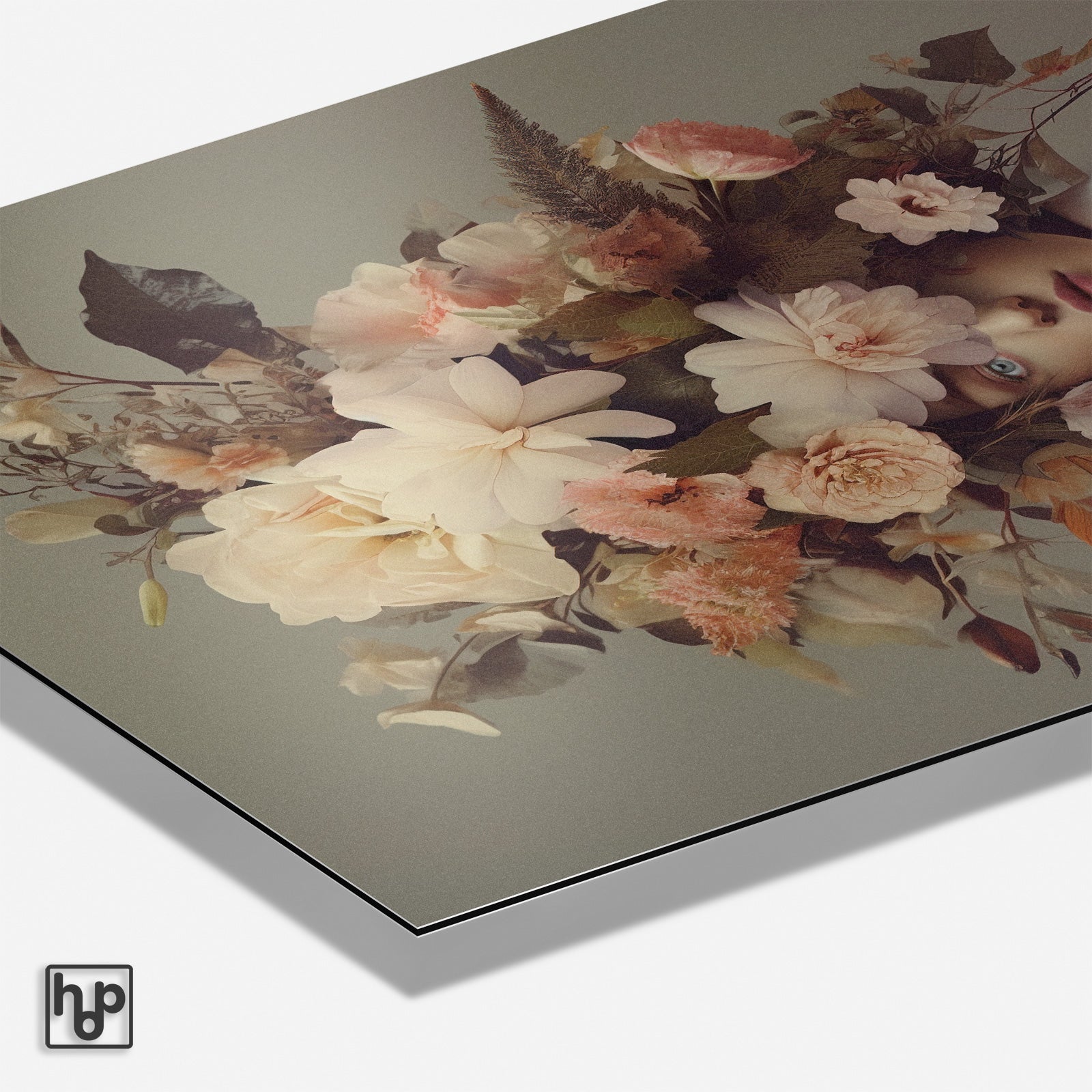 Stijlvolle wanddecoratie met een vrouwengezicht omringd door zachtroze en witte bloemen op een grijze achtergrond.