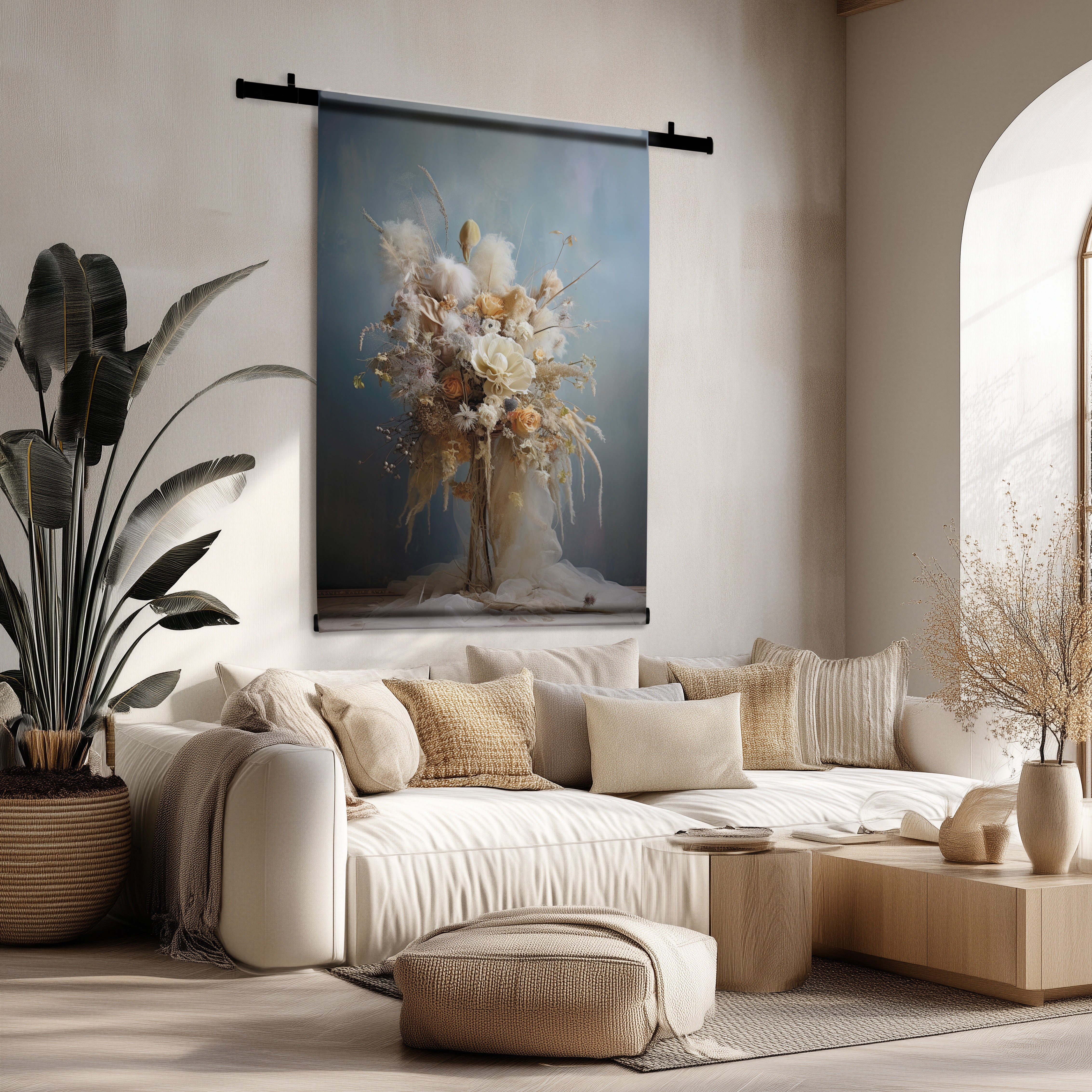 Stijlvol wandkleed "Bloemen 11" met zacht bloemenmotief in beige en blauwtinten, hangend boven een lichte bank.