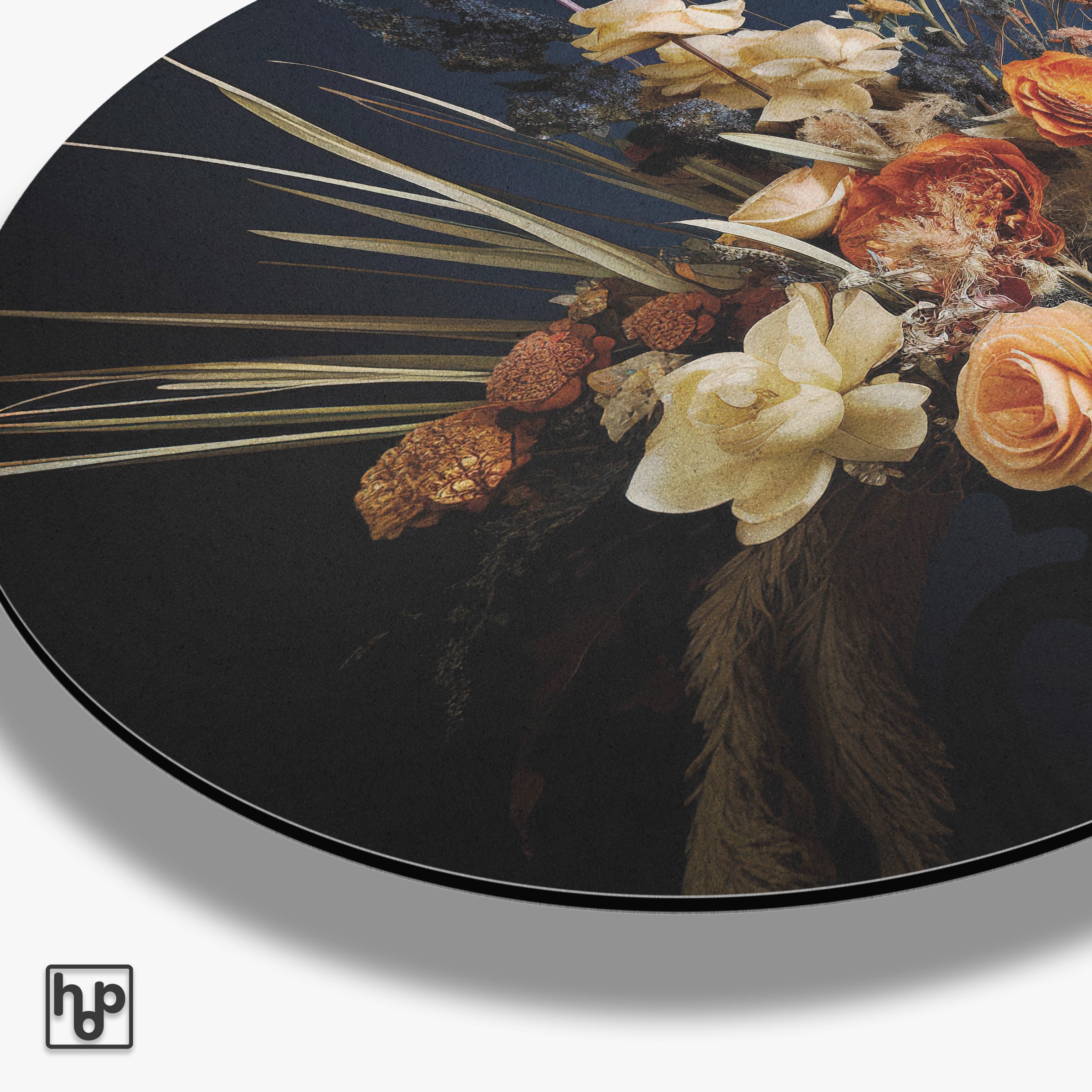 Detail van aluminium muurcirkel Bloemen 12 met de ronde paneelrand en matte afwerking.