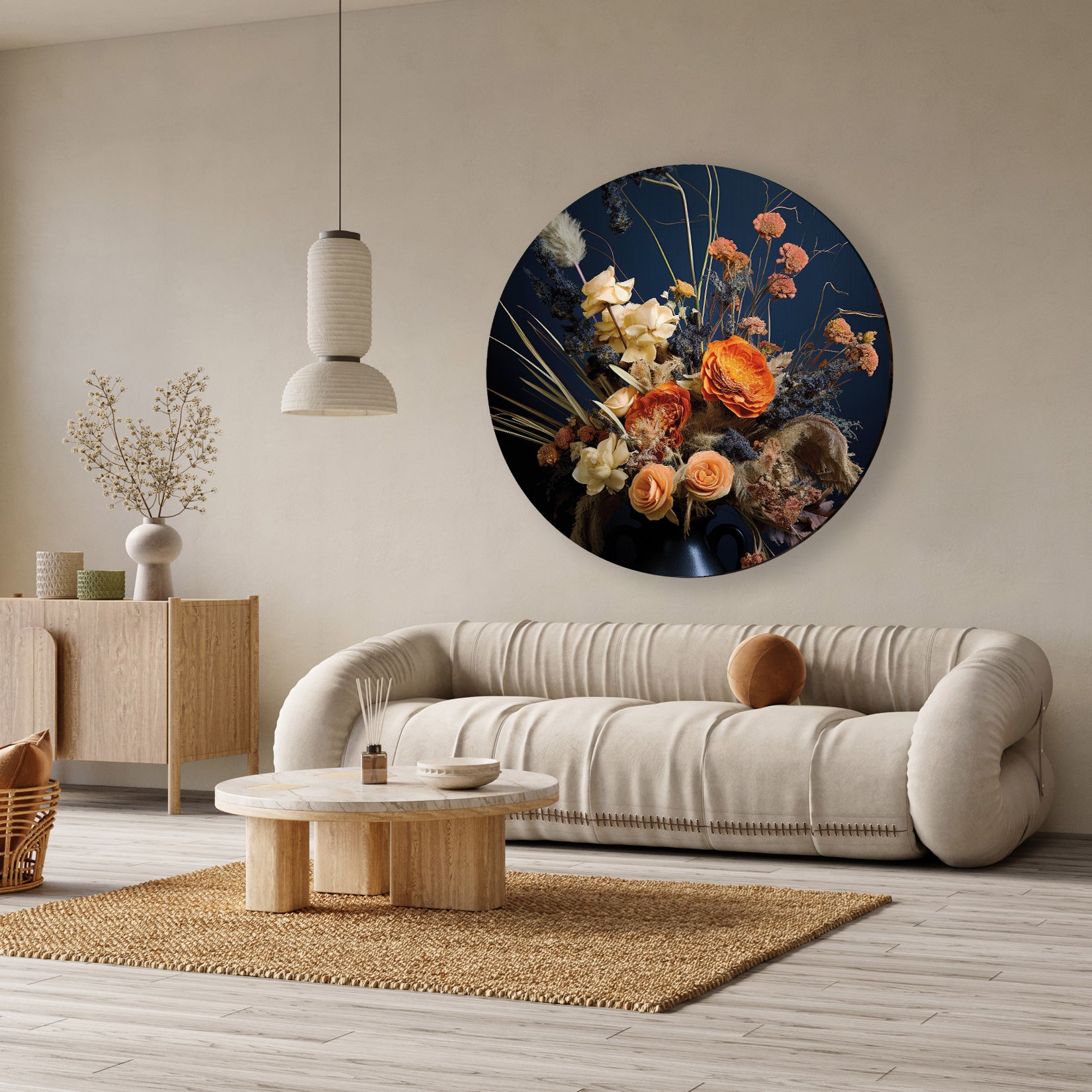 Aluminium muurcirkel Bloemen 12 boven een beige bank in een lichte woonkamer.