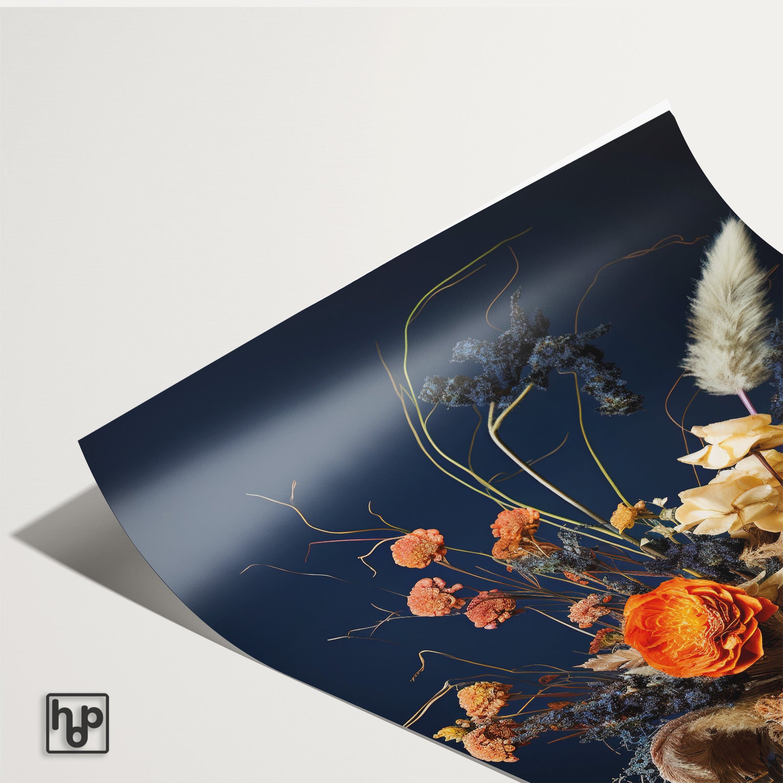Detail van papieren poster Bloemen 12 met een licht omkrullende hoek.