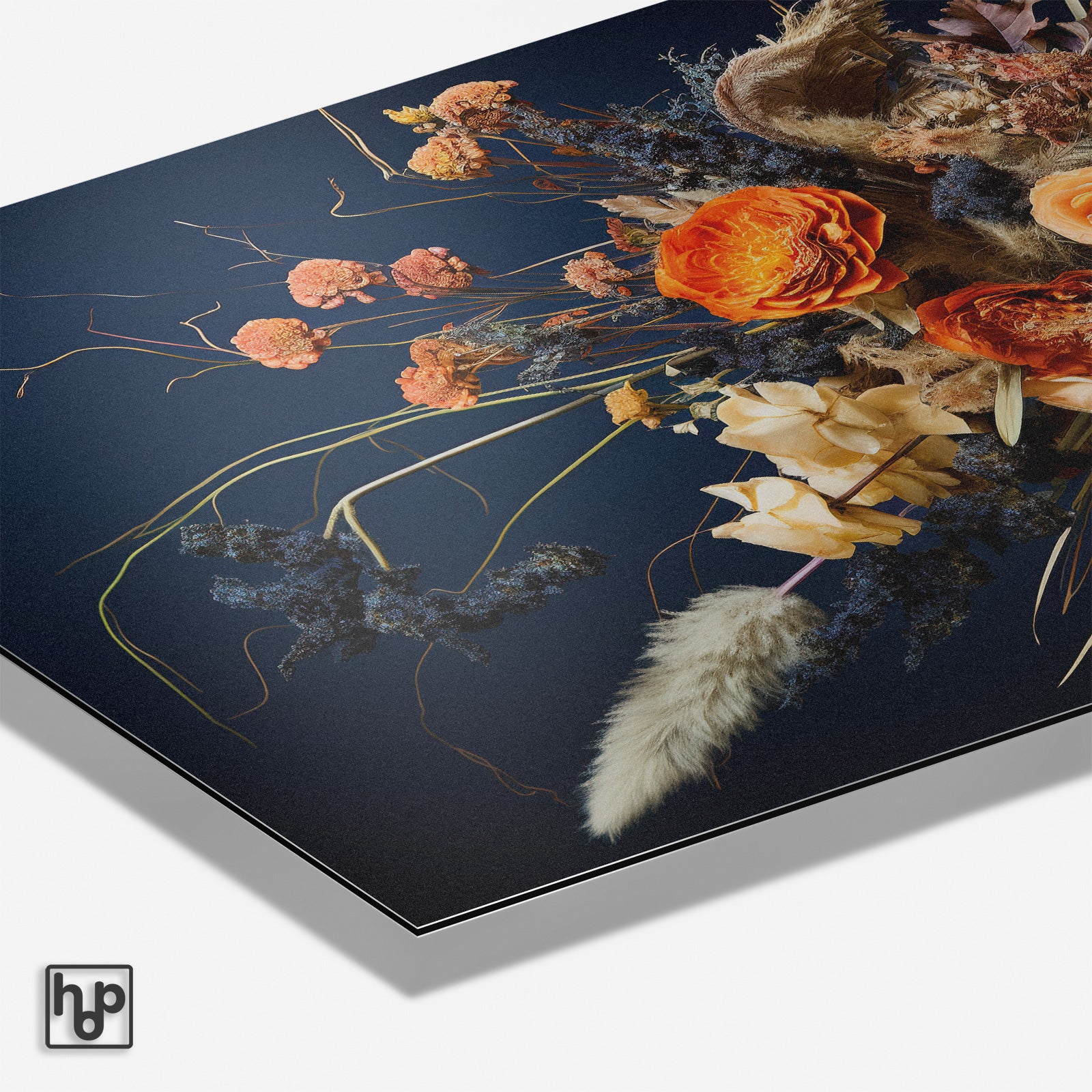 Vintage bloemenprint met oranje ranonkels, gedroogde bloemen en vlinders op een donkerblauwe achtergrond.
