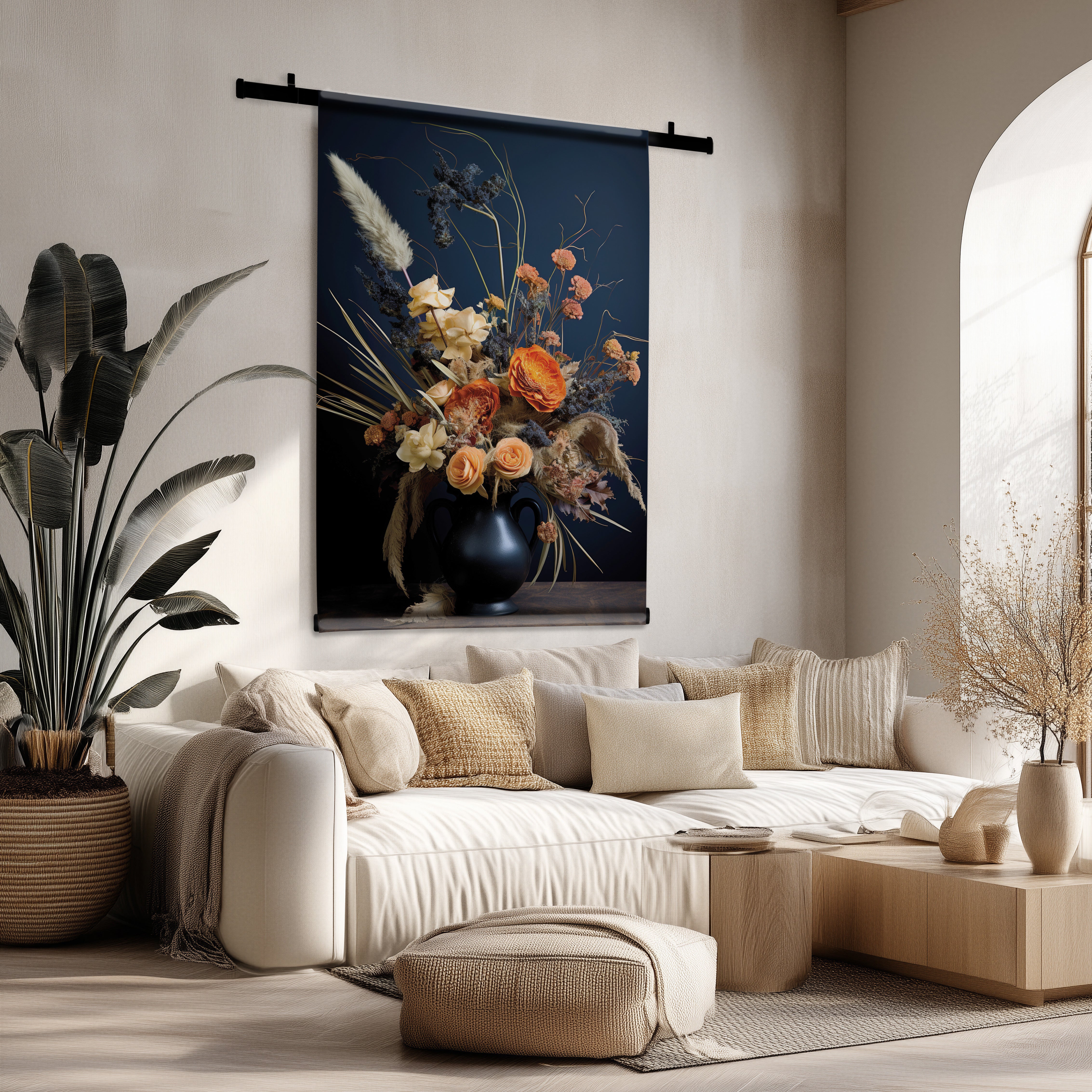 Wandkleed "Flowers 12" met botanisch boeket in oranje en beige tinten op donkerblauwe achtergrond, in een moderne woonkamer.