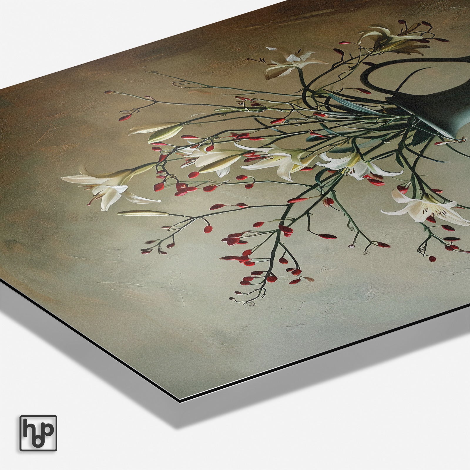 Vintage bloemendesign met witte lelies, rode bessen en vlinder op staande poster.