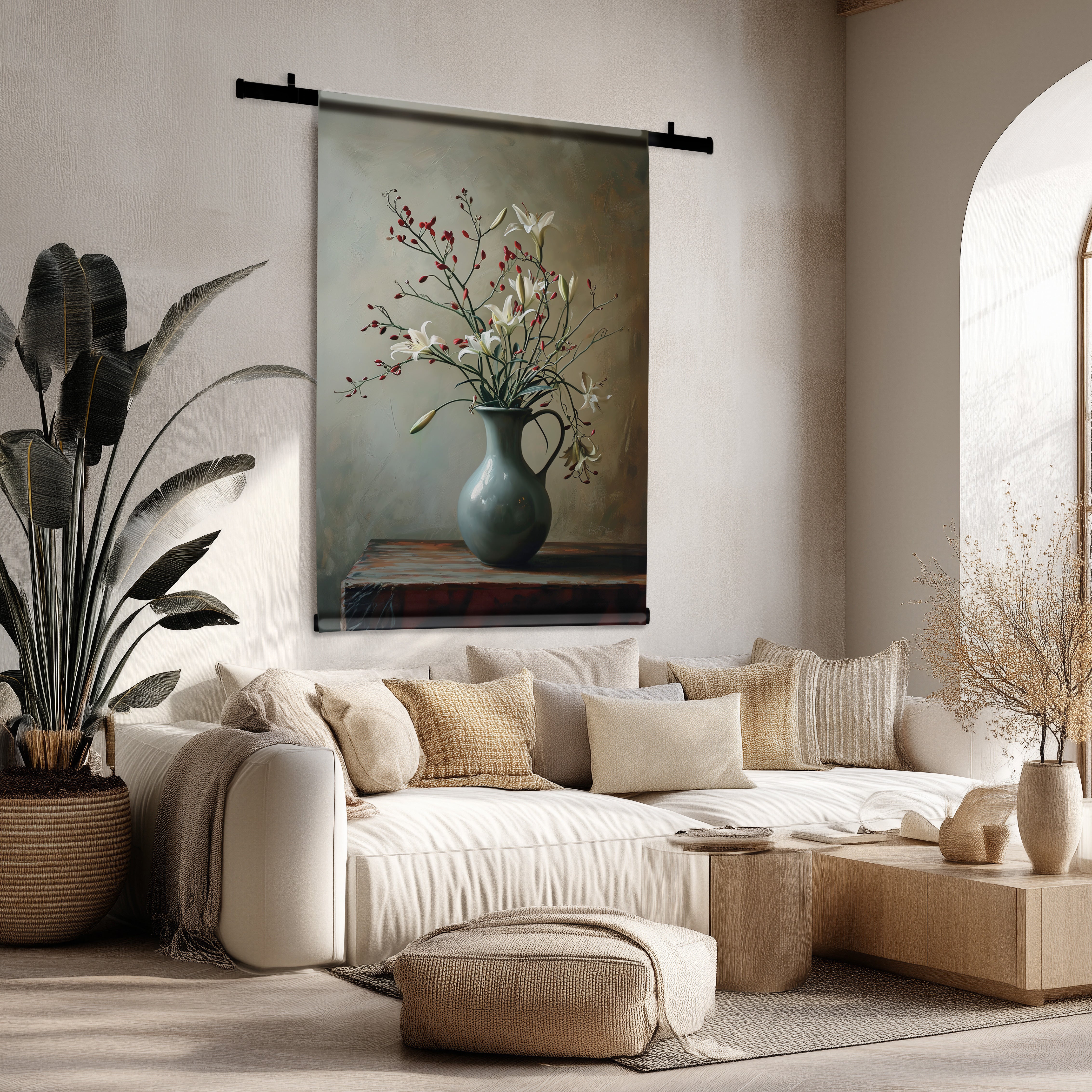Bloemen 13 wandkleed met witte lelies en rode bessen in een vaas, hangend boven een beige bank.