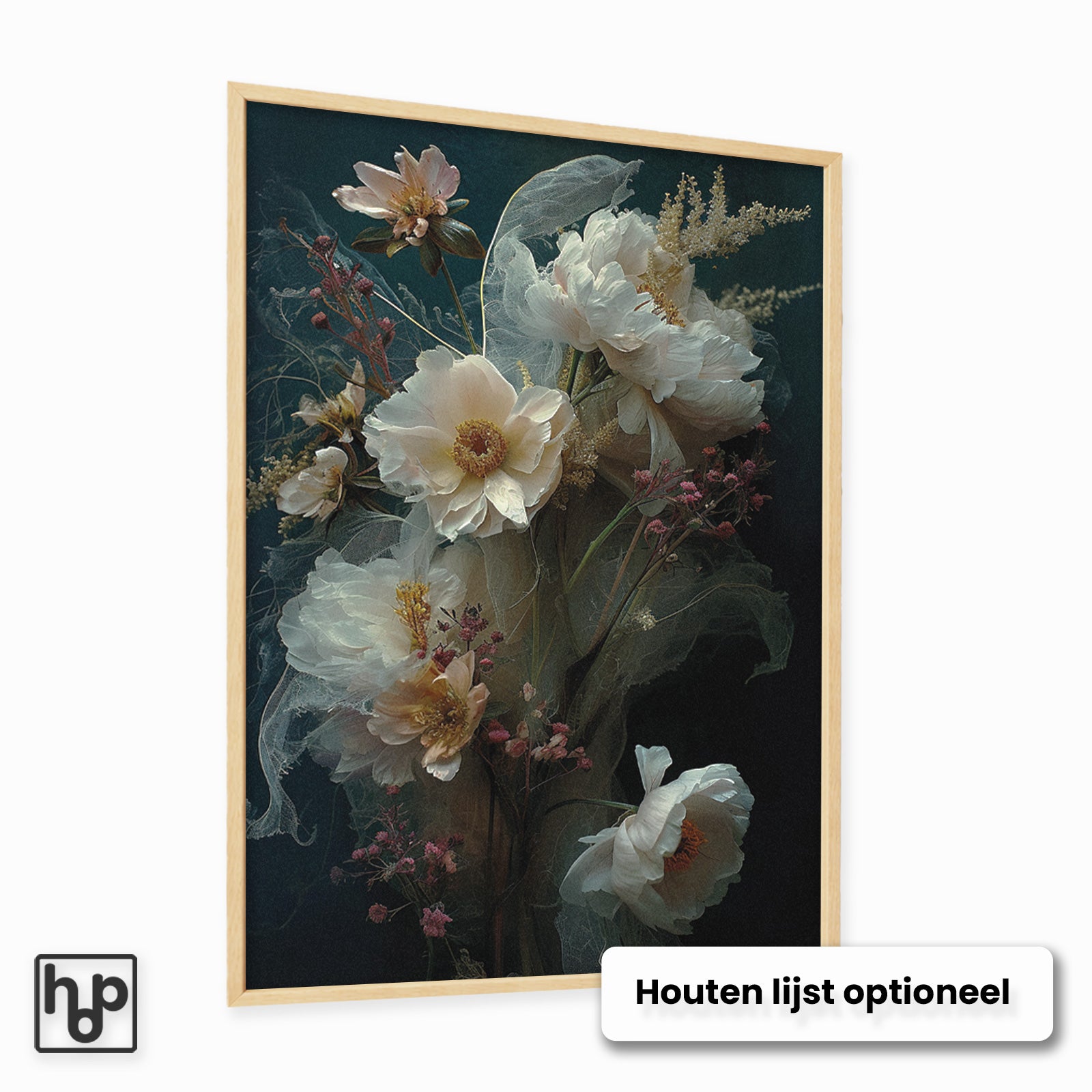 Staande poster met delicate witte en roze bloemen, vlinder en een lichte houten lijst.