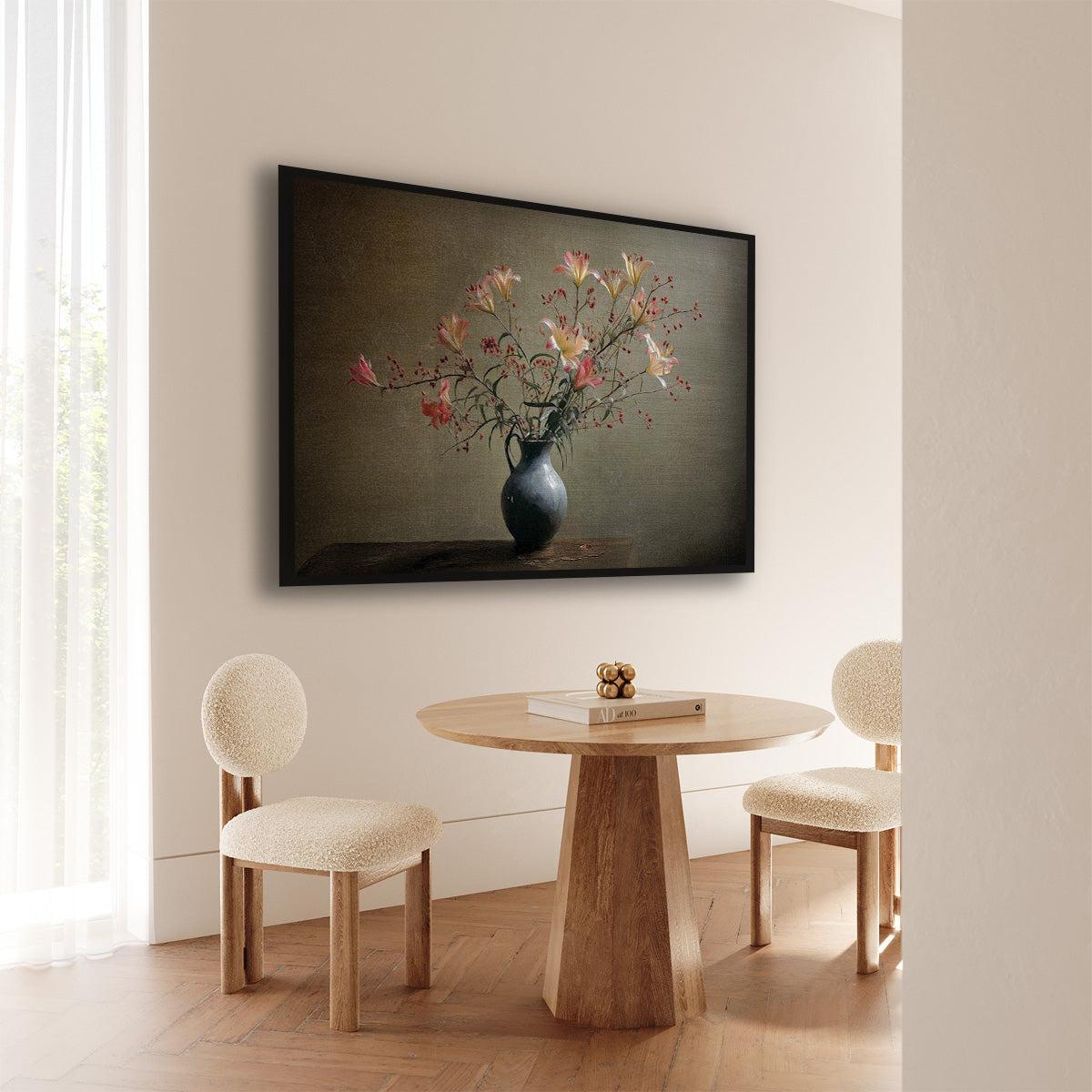 Artframe Bloemen 15 aan de muur bij een ronde houten eettafel.