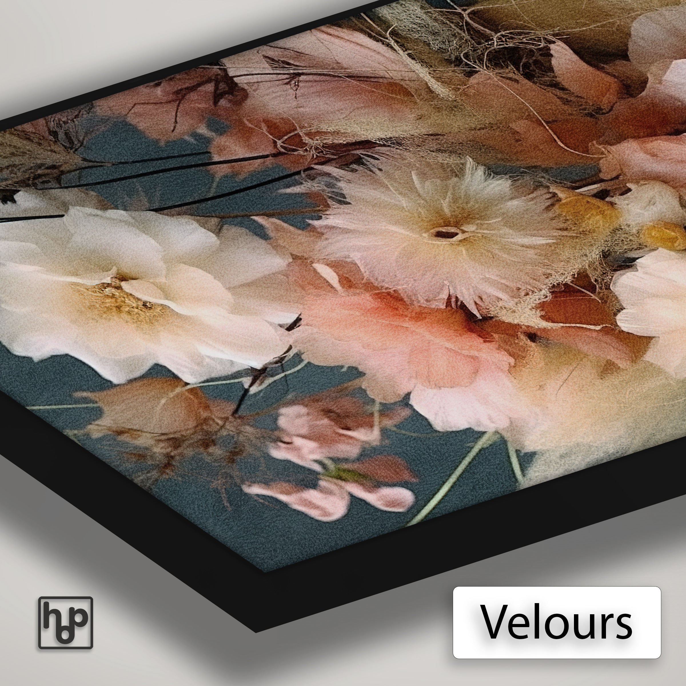 Detail van Artframe Bloemen 9 met velours doek en een zwart aluminium frame.