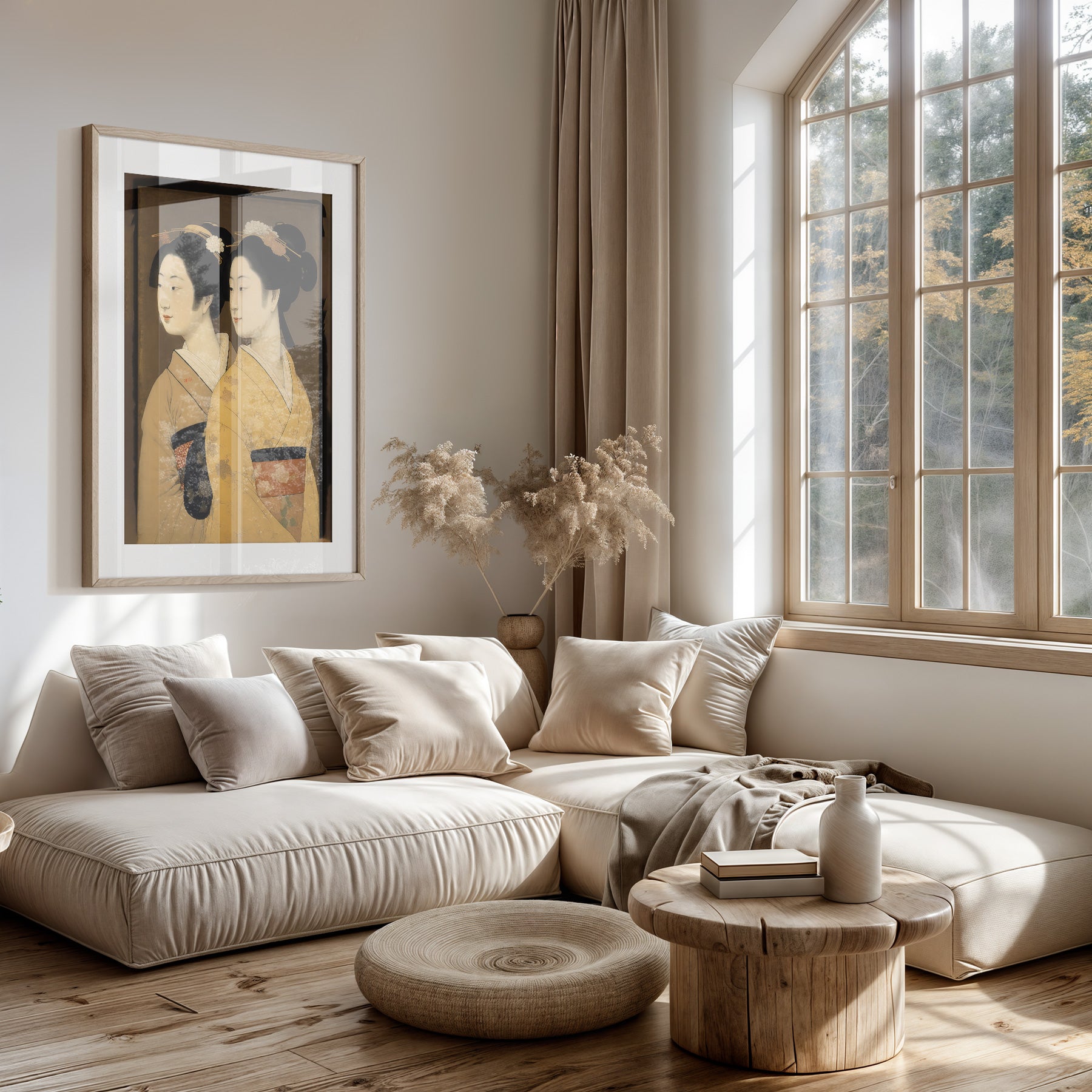 Papieren poster Geisha's boven een lichte bank in een woonkamer.