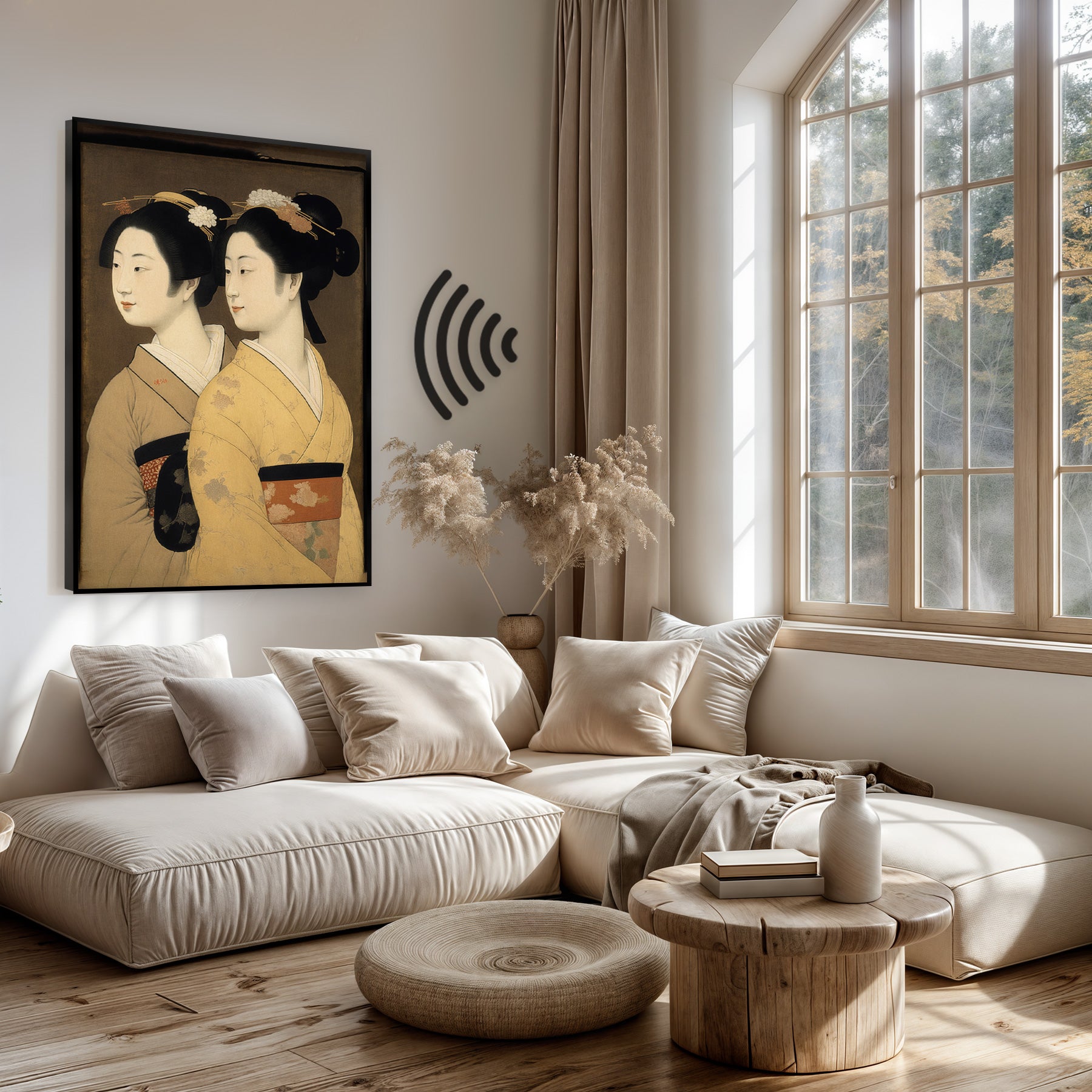 Akoestisch paneel Geisha's boven een lichte bank in een woonkamer.