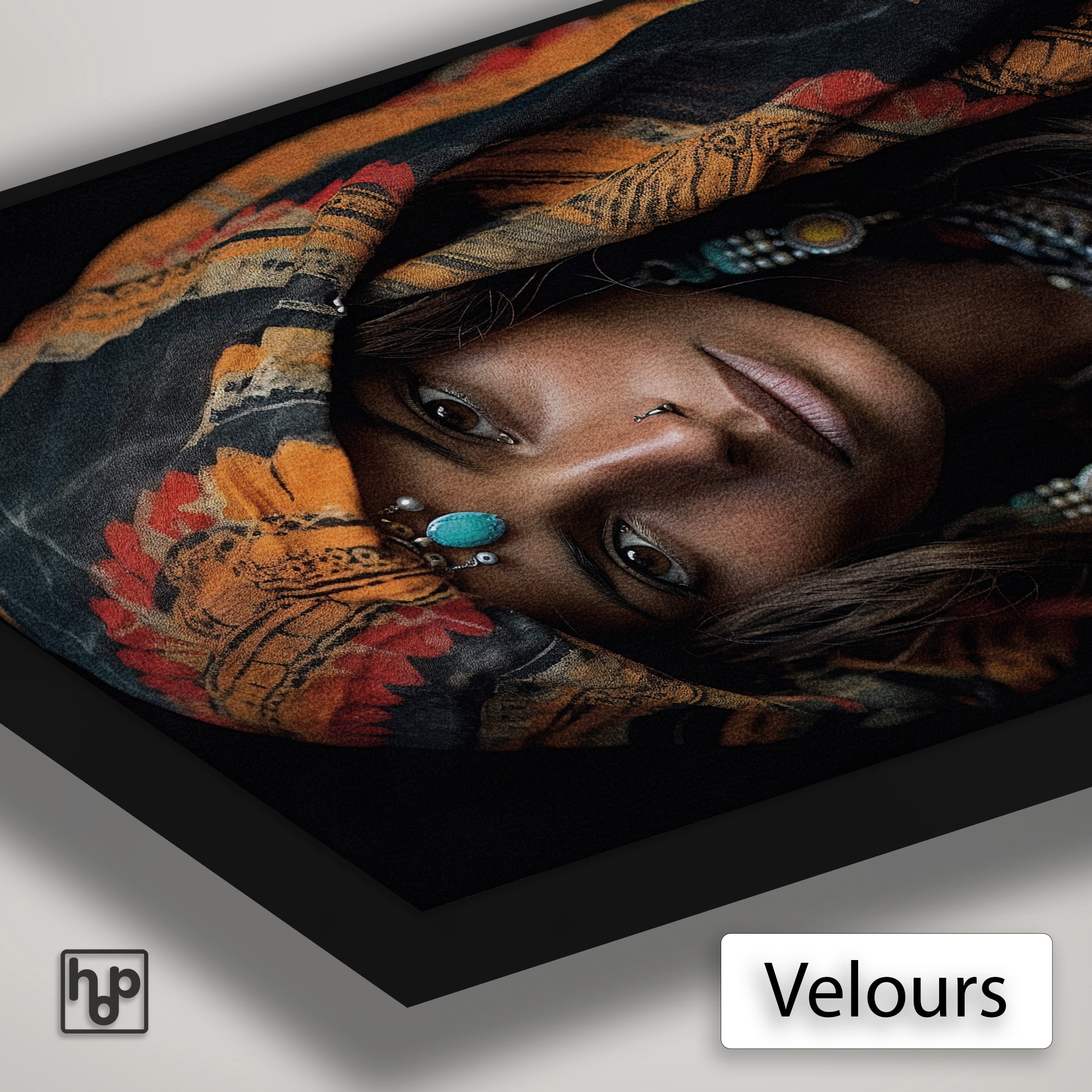 Detail van Artframe Vrouw 4 met velours doek en een zwart aluminium frame.