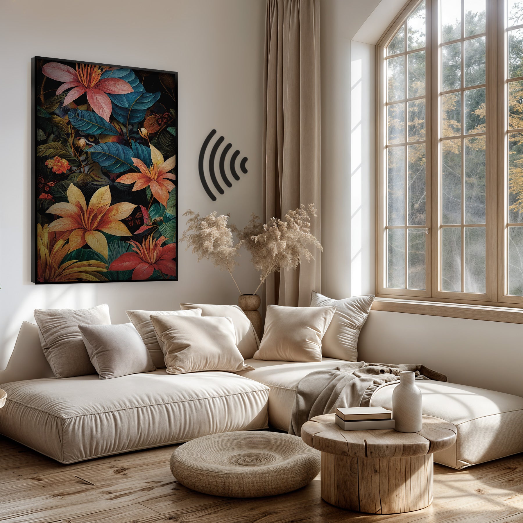 Akoestisch paneel Jungle Tijger boven een lichte bank in een woonkamer.