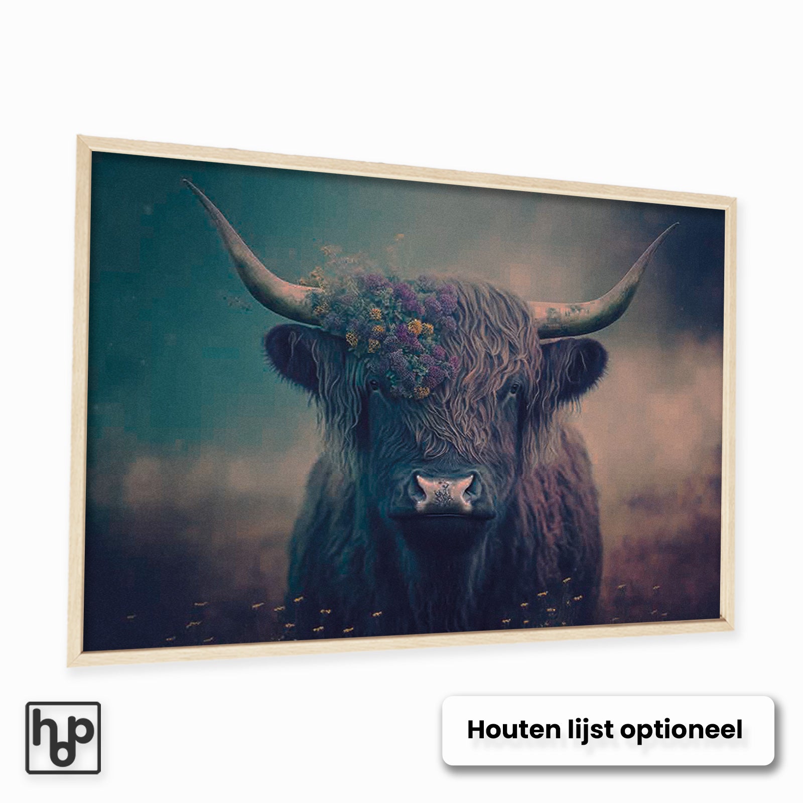 Liggende poster van een Schotse hooglander met bloemen op het hoofd, in een houten lijst.
