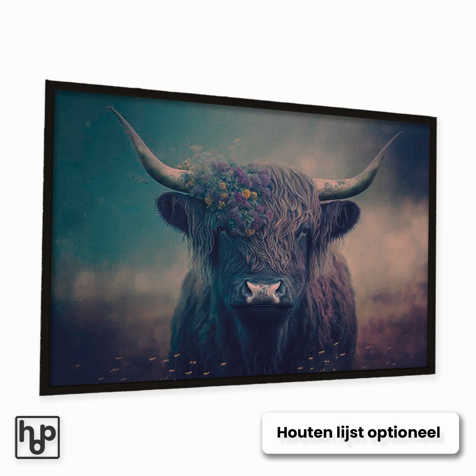 Zwart-wit poster van een Schotse hooglander met bloemen op het hoofd, in een zwarte lijst.