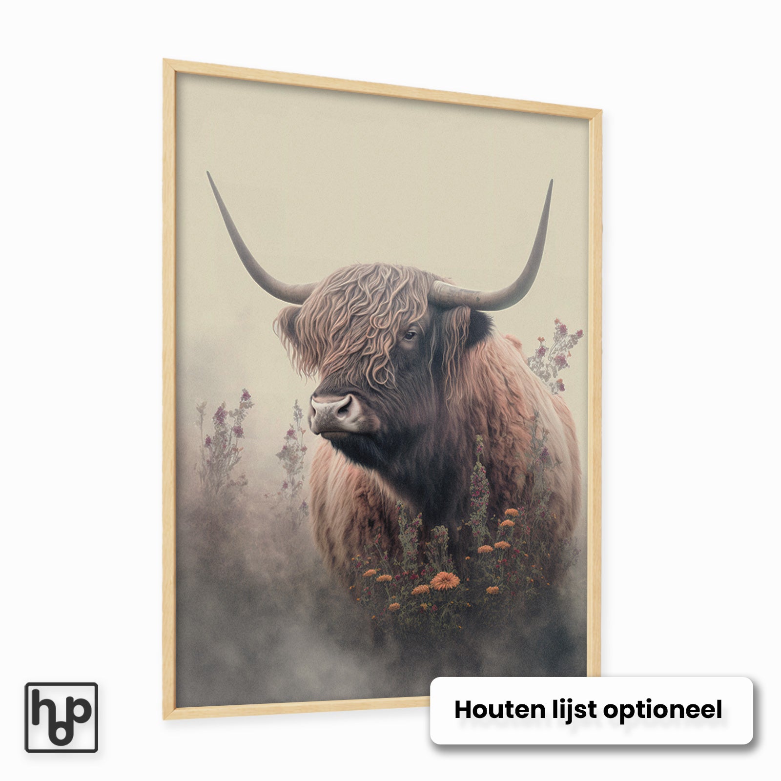Schotse hooglander poster in houten lijst, omringd door botanische bloemen met warme, natuurlijke tinten.