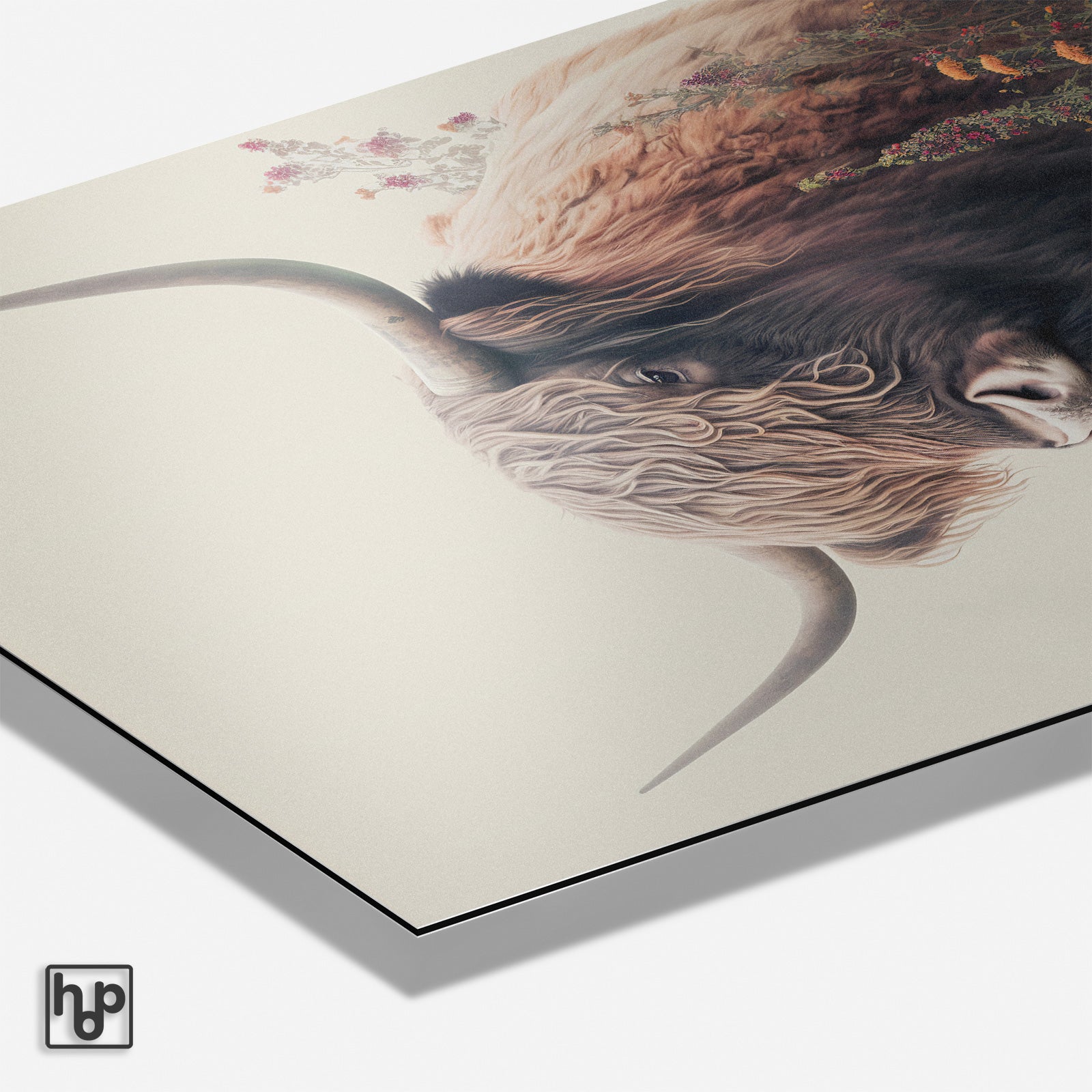 Schotse hooglander poster met bruine vacht en hoorns, omringd door botanische bloemen op een lichte achtergrond.