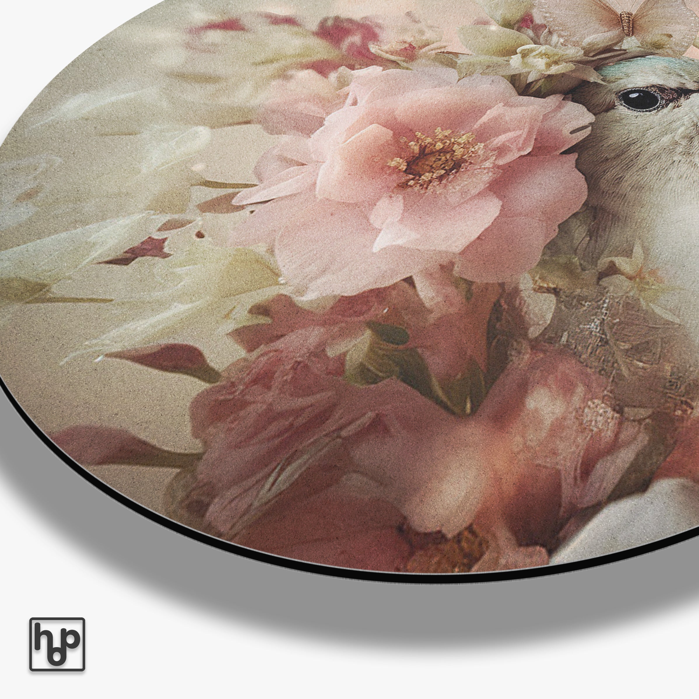 Ronde aluminium dibond muurcirkel met kolibrie en roze bloemen, matte afwerking.
