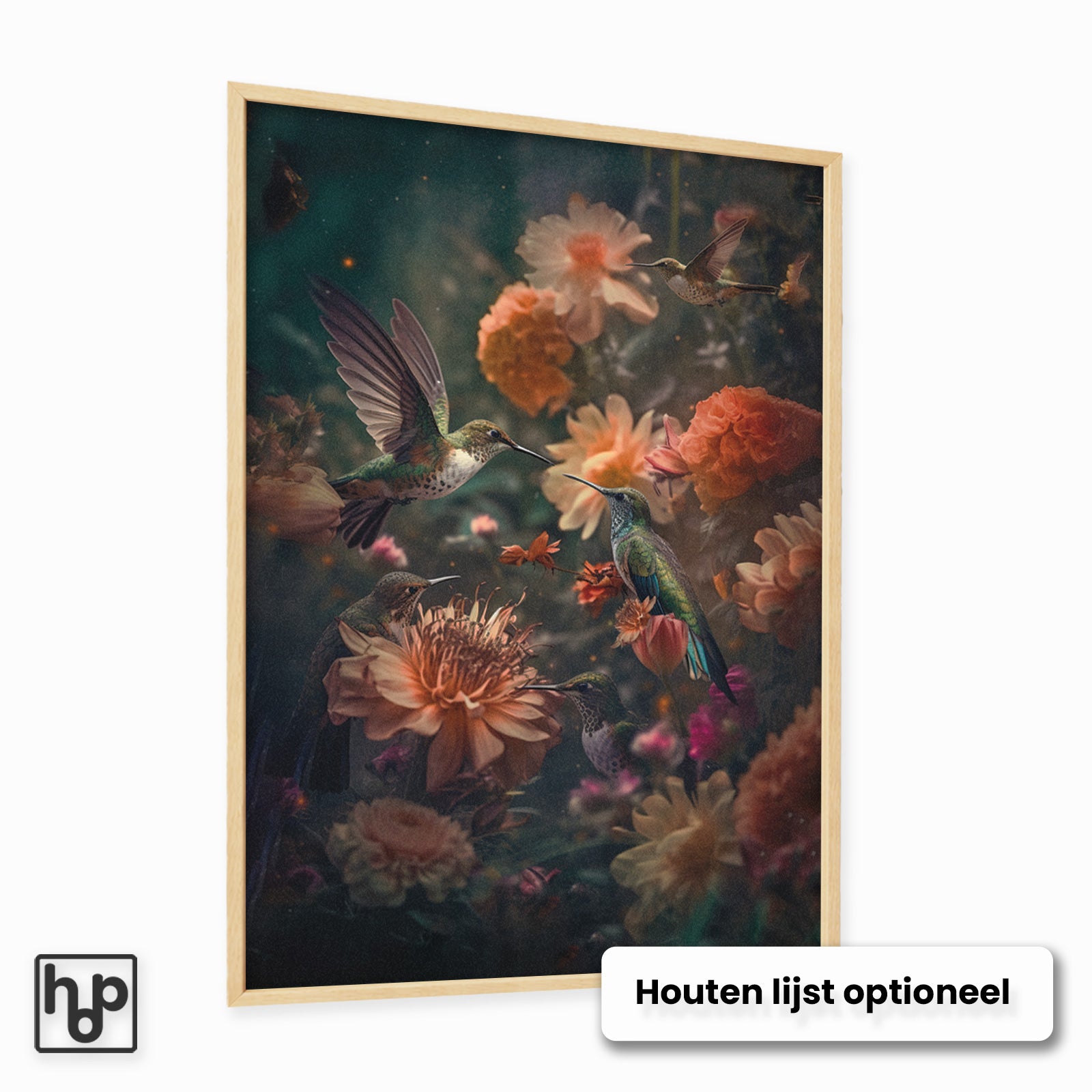 Botanische poster met sierlijke kolibries en oranje bloemen in een houten lijst.