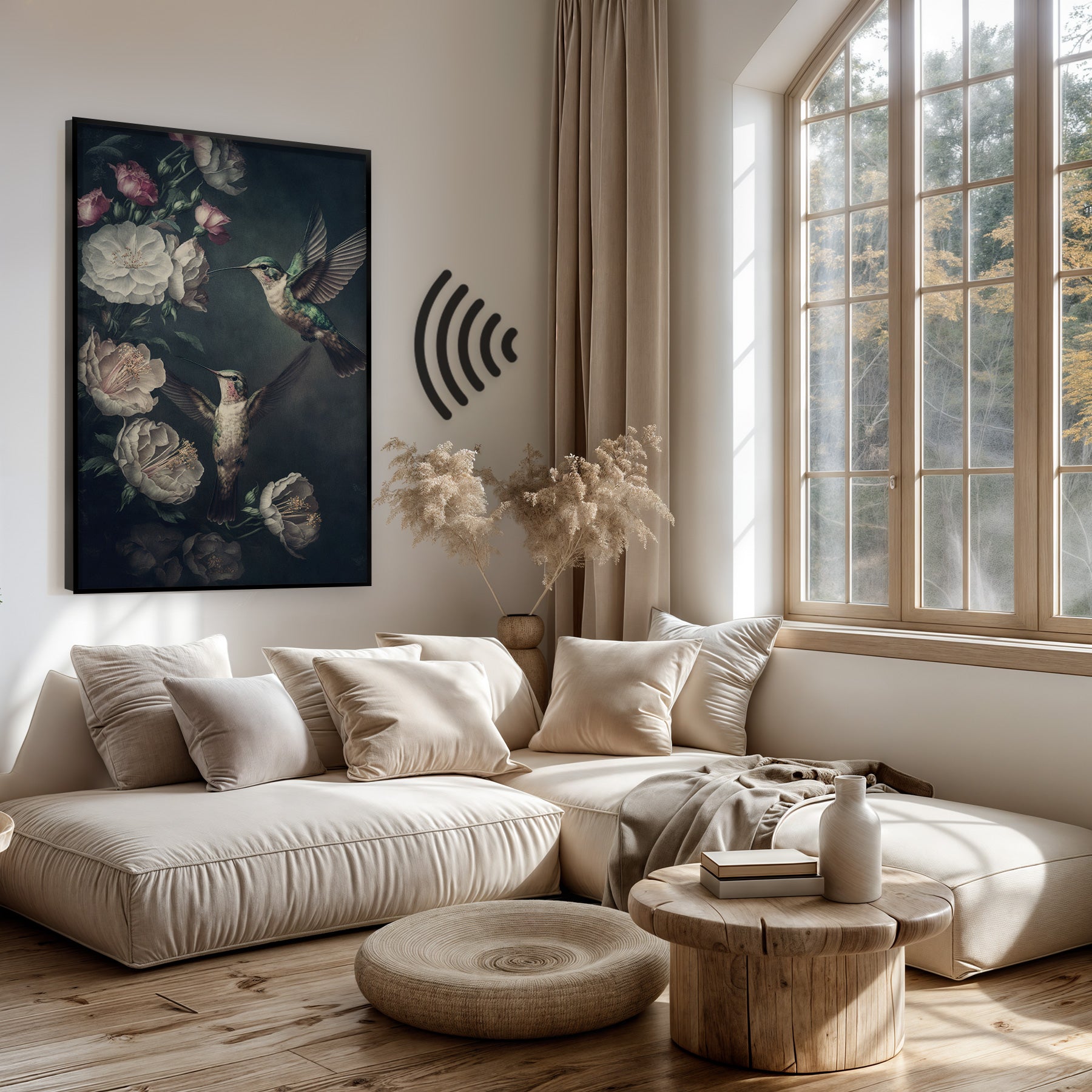 Akoestisch paneel Kolibries boven een lichte bank in een woonkamer.
