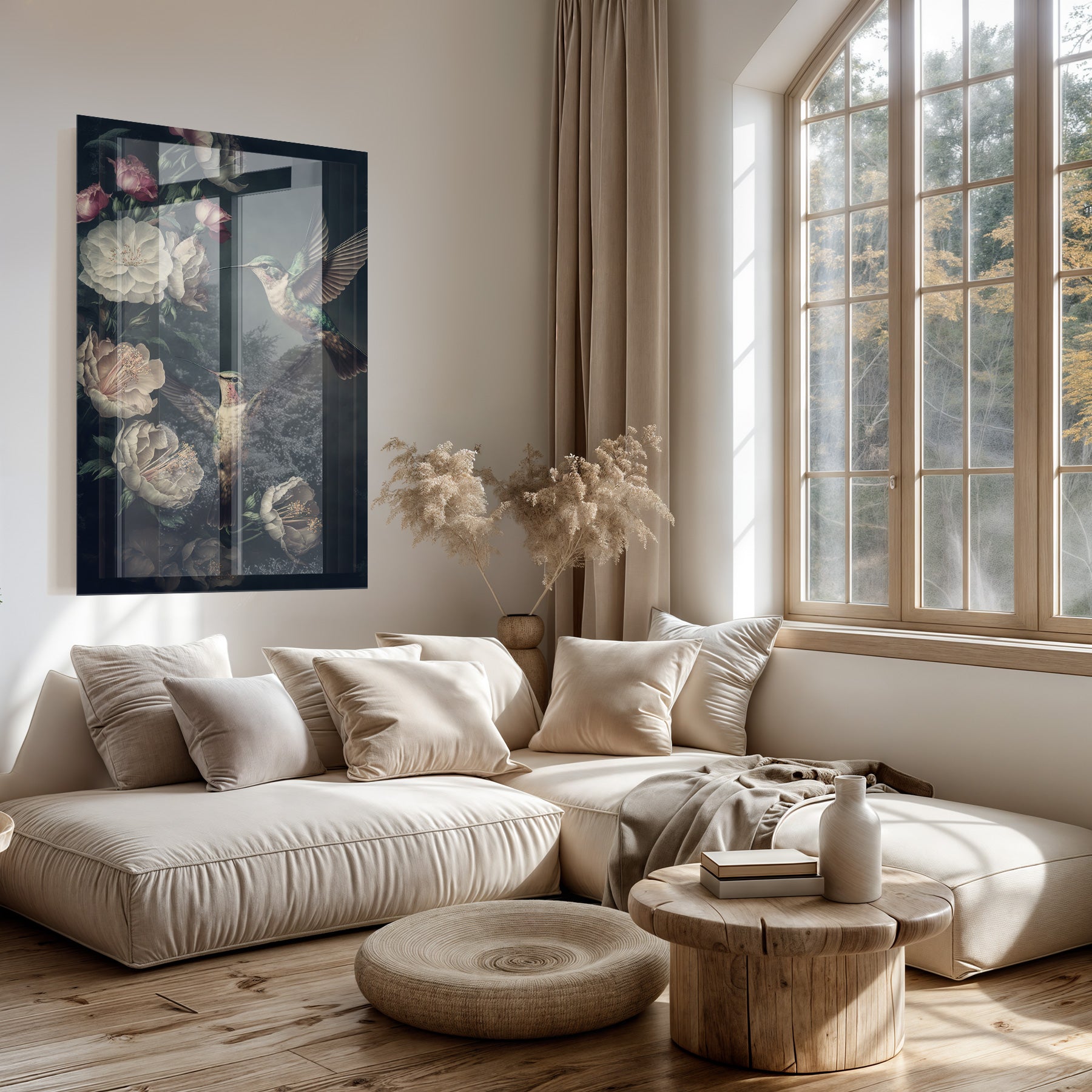 Plexiglas schilderij Kolibries boven een lichte bank in een woonkamer.