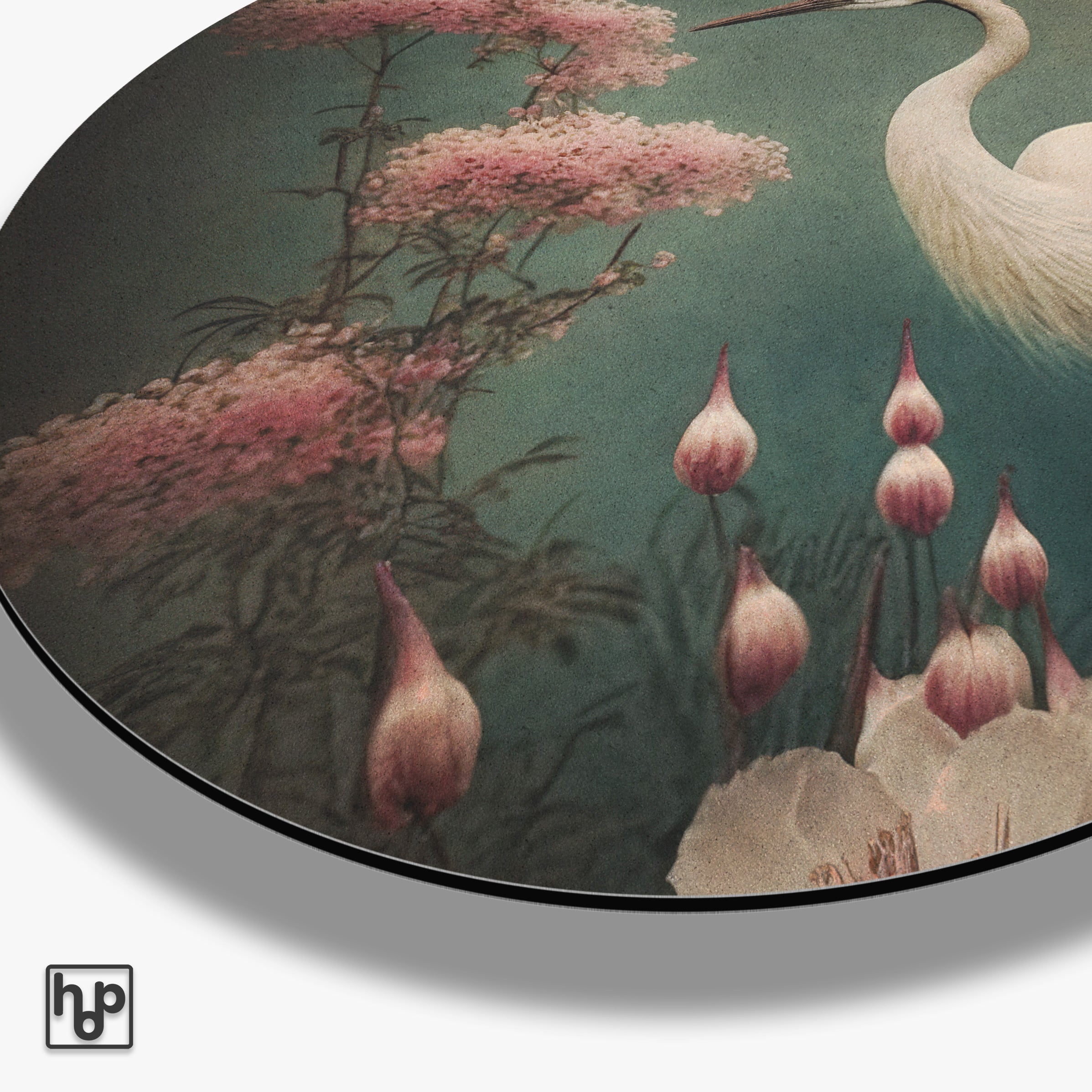 Ronde akoestische wandcirkel met Japanse kraanvogel, roze bloemen en pastelkleuren op aluminium.