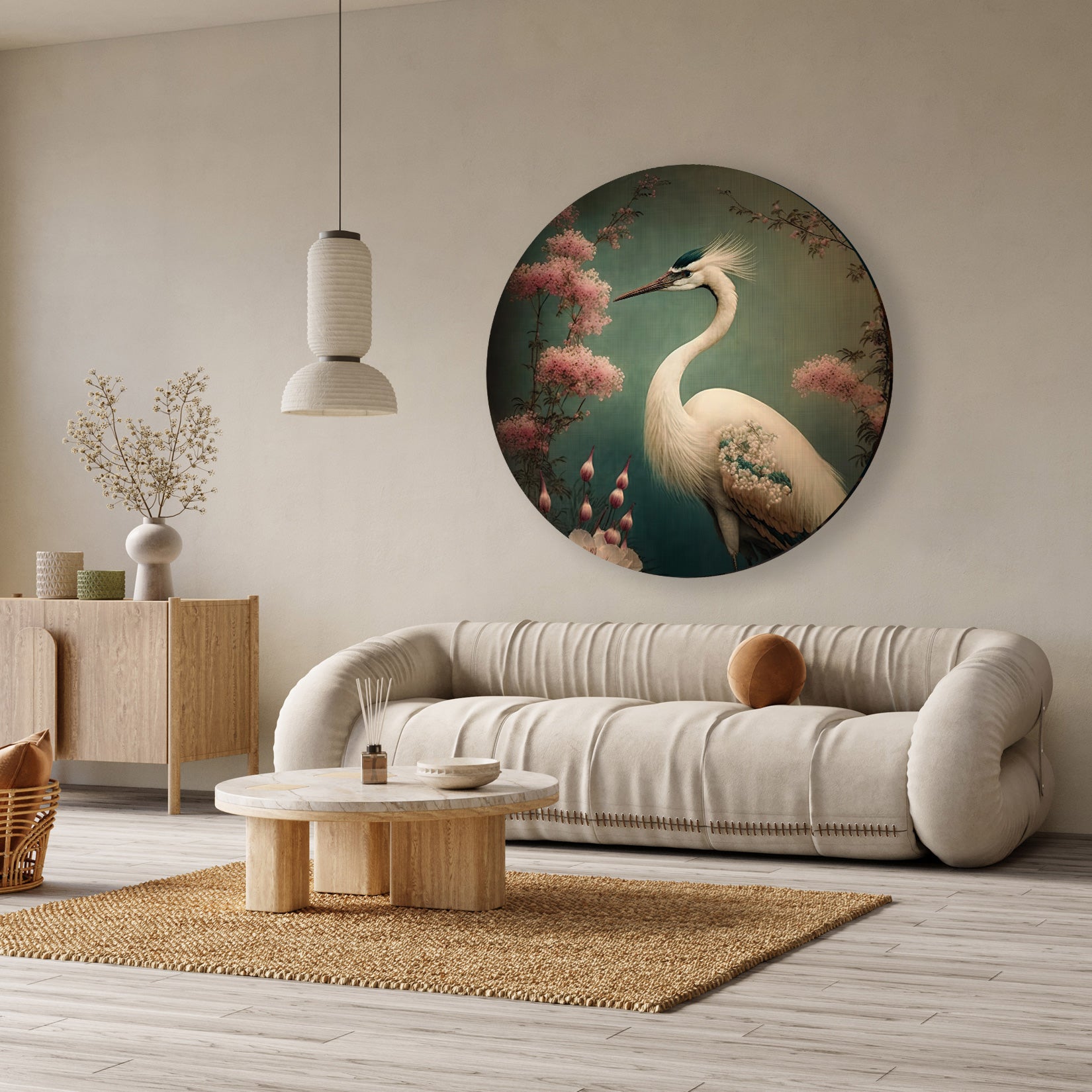 Ronde akoestische wanddecoratie met Japanse kraanvogel en roze bloesems in een beige woonkamer.