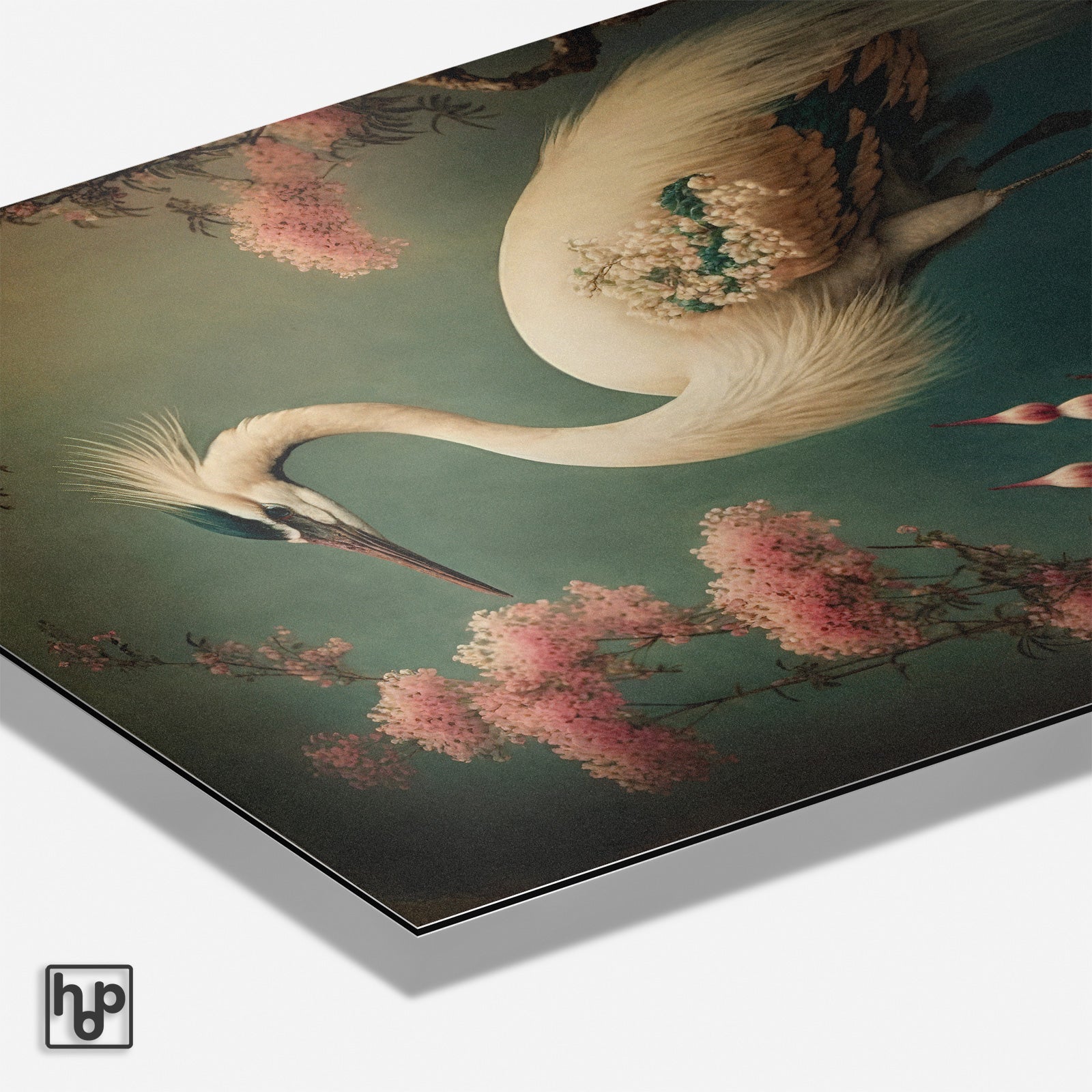 Vintage Japanse kraanvogel kunstprint met roze kersenbloesem op een donkergroene achtergrond.